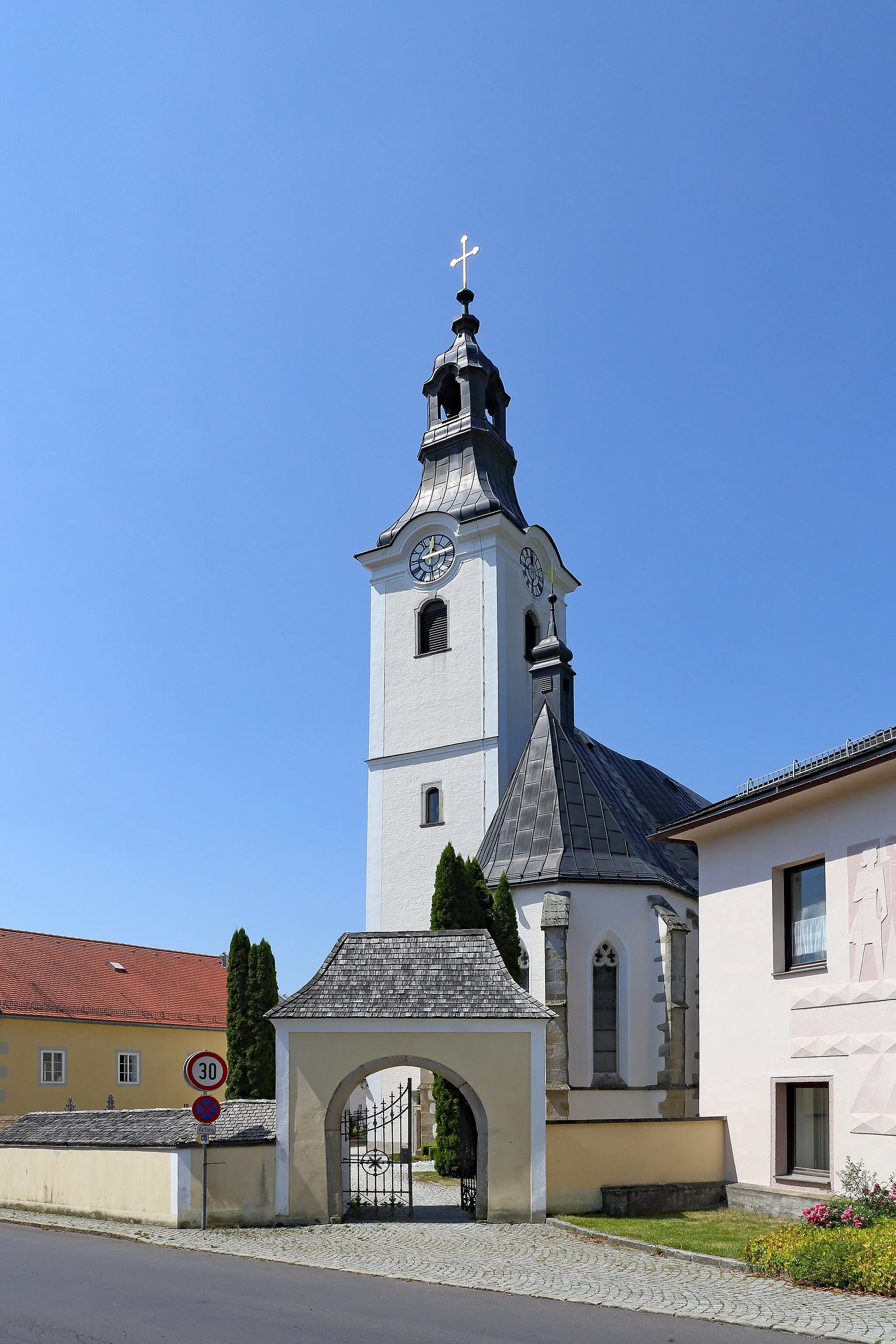 Photo showing: Kath. Pfarrkirche hl. Oswald mit nördlichem Friedhofsportal