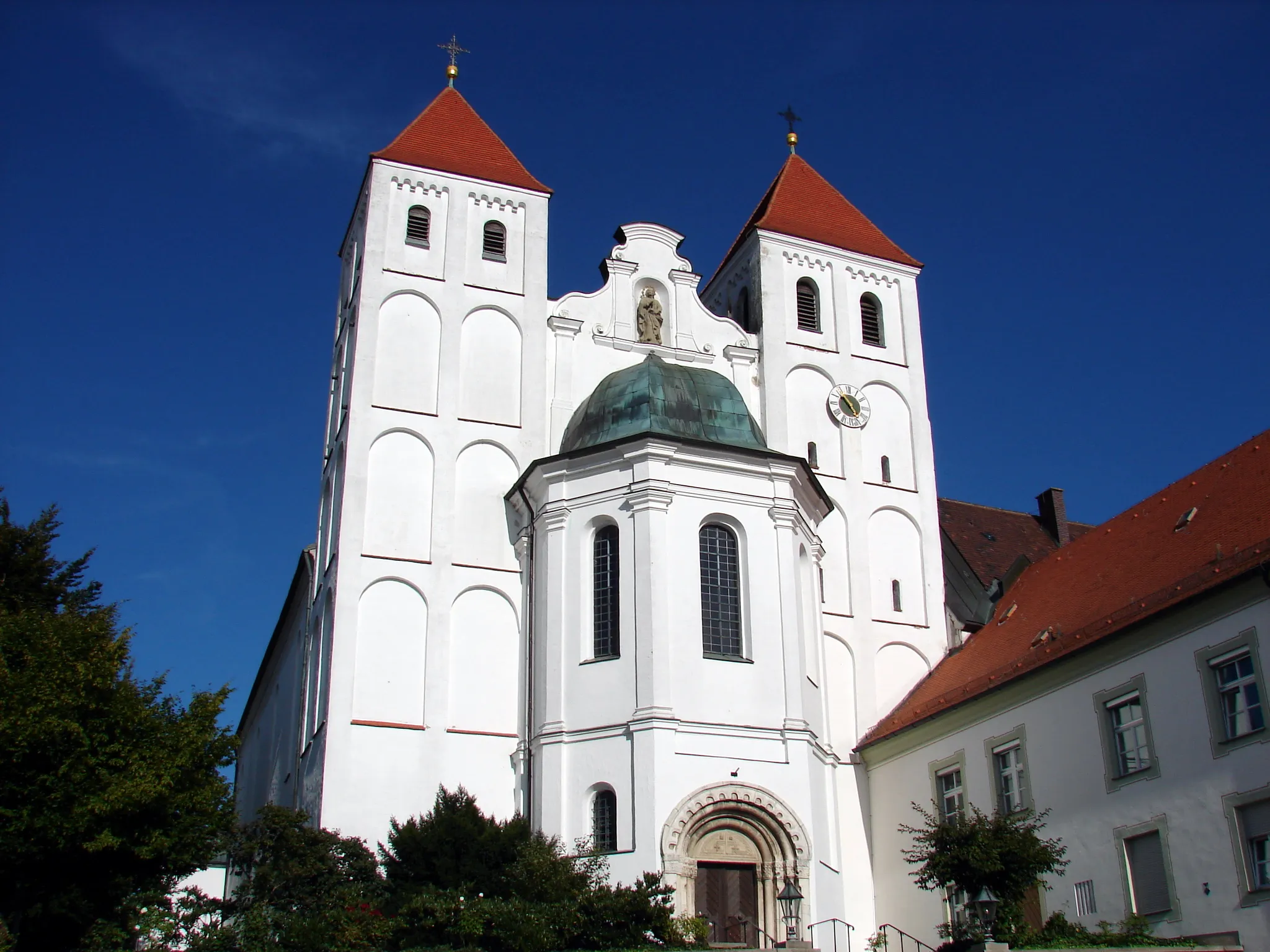 Photo showing: Die dem Kloster angehörige Basilika wurde 1109 begonnen und erhielt in der Mitte des 18. Jahrhunderts ihre heutige Rokokoausstattung. In der Pfarrkirche St. Johannes befindet sich ein Hochaltar von Ignaz Günther.