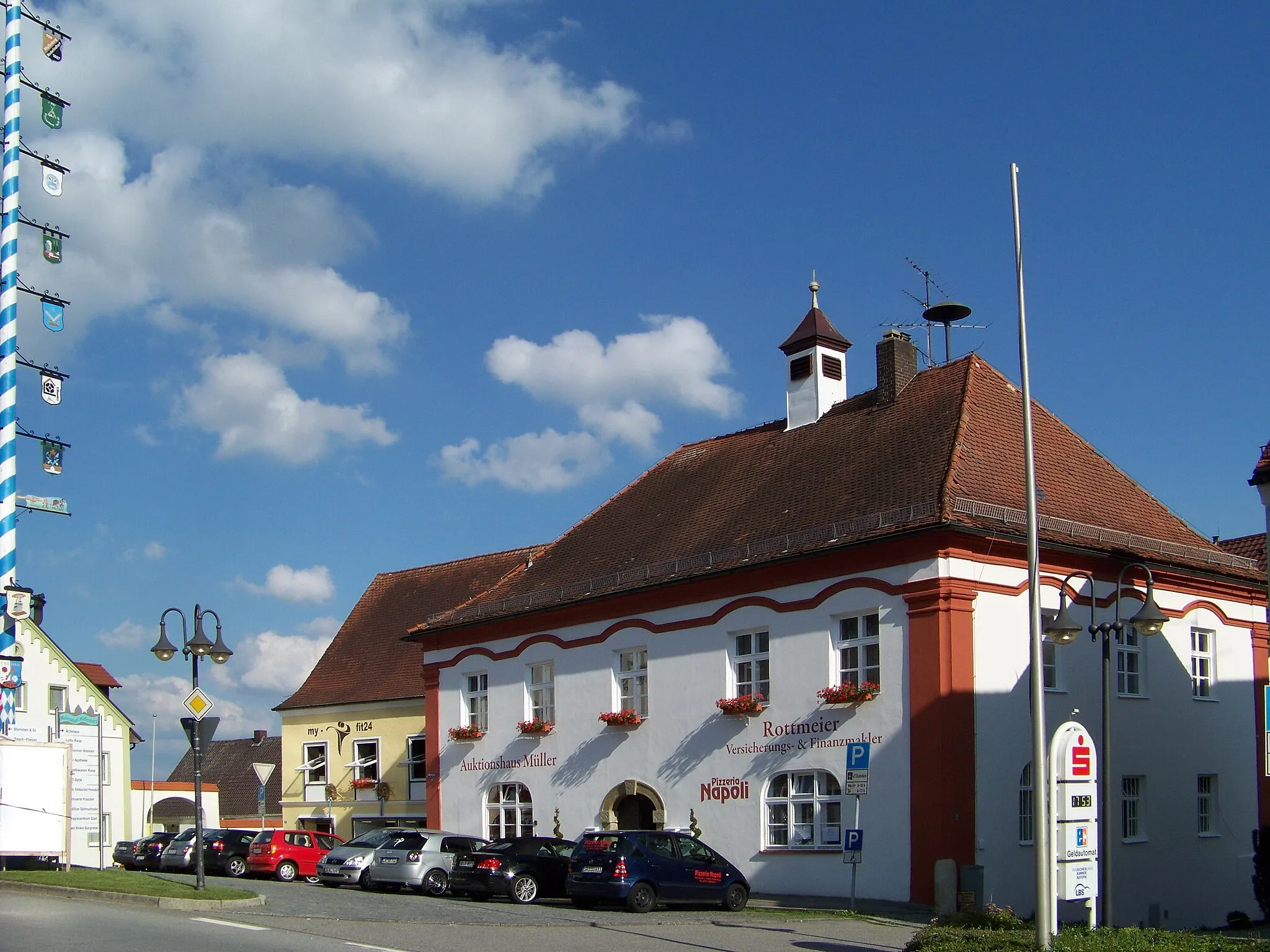 Photo showing: Mallersdorf-Pfaffenberg. Ehemaliges Rathaus, Walmdachbau mit Eckpilastern, Schweifgesims und Portal, 1735/38.