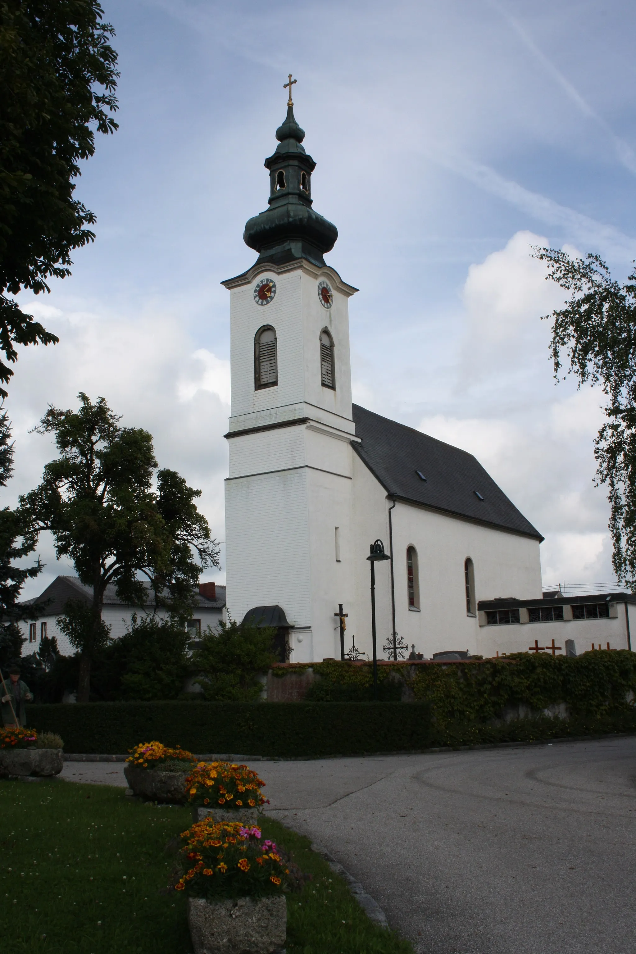 Photo showing: Kath. Pfarrkirche hl. Ägidius und Friedhof (Ansicht: südwest)