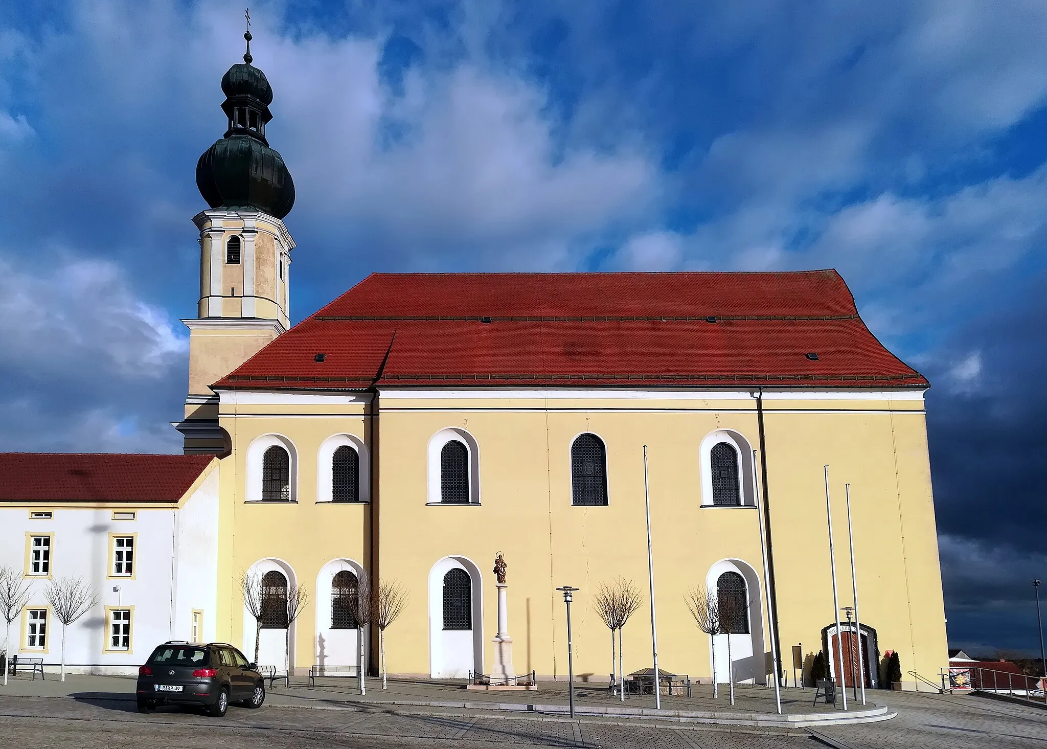 Photo showing: Die Wallfahrtskirche Maria Schnee ist eine Rokokokirche in Aufhausen.