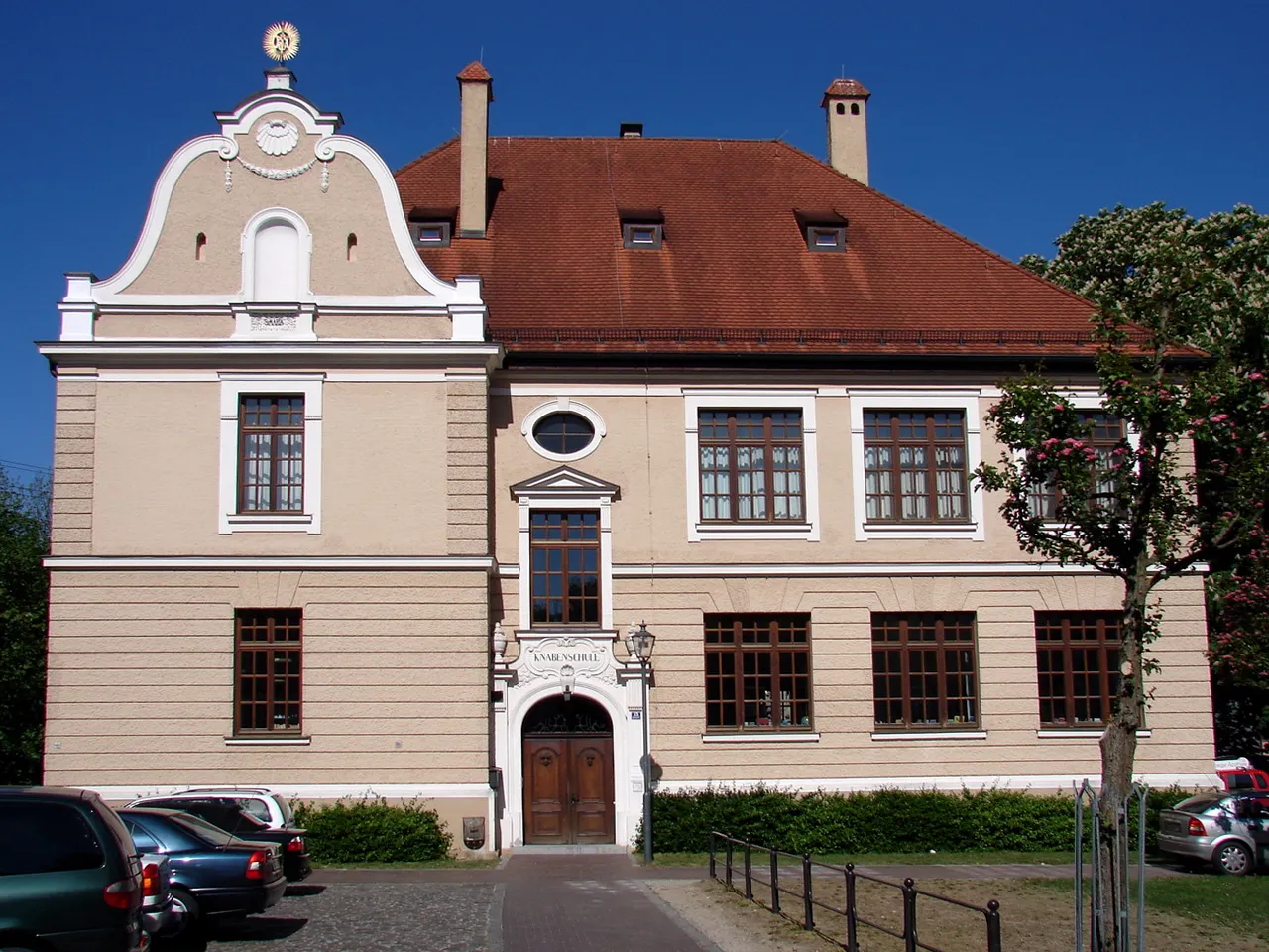 Photo showing: Schulhaus, barockisierender Walmdachbau mit Blendgiebel