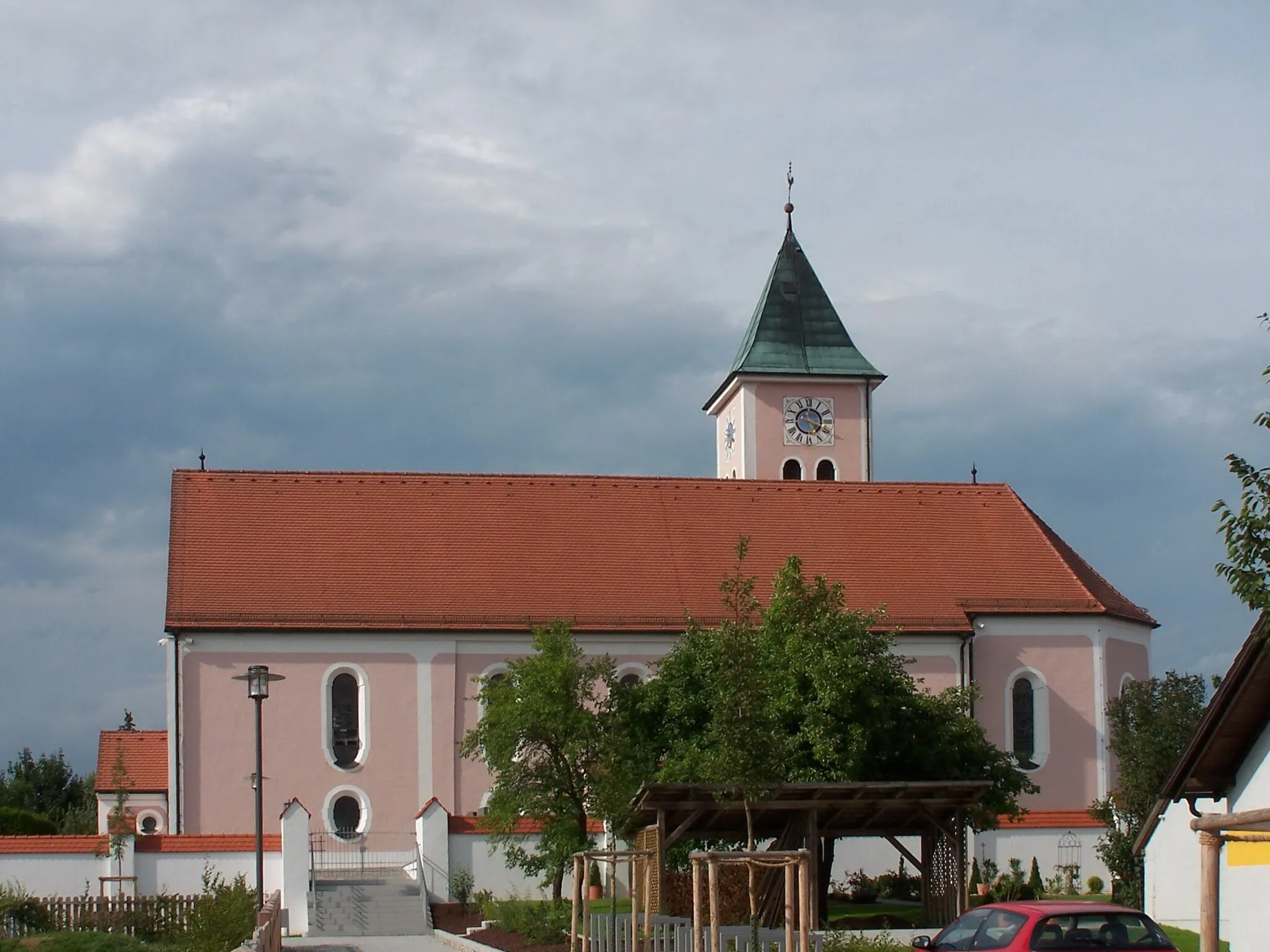 Photo showing: Kirchroth, Dekan-Seitz-Straße 5. Katholische Pfarrkirche St. Vitus, errichtet in der Mitte des 17. Jahrhunderts. Der quadratische Turm mit gotischem Unterbau und gekröpftem Pyramidendach wurde in der Mitte des 17. Jahrhunderts erhöht.