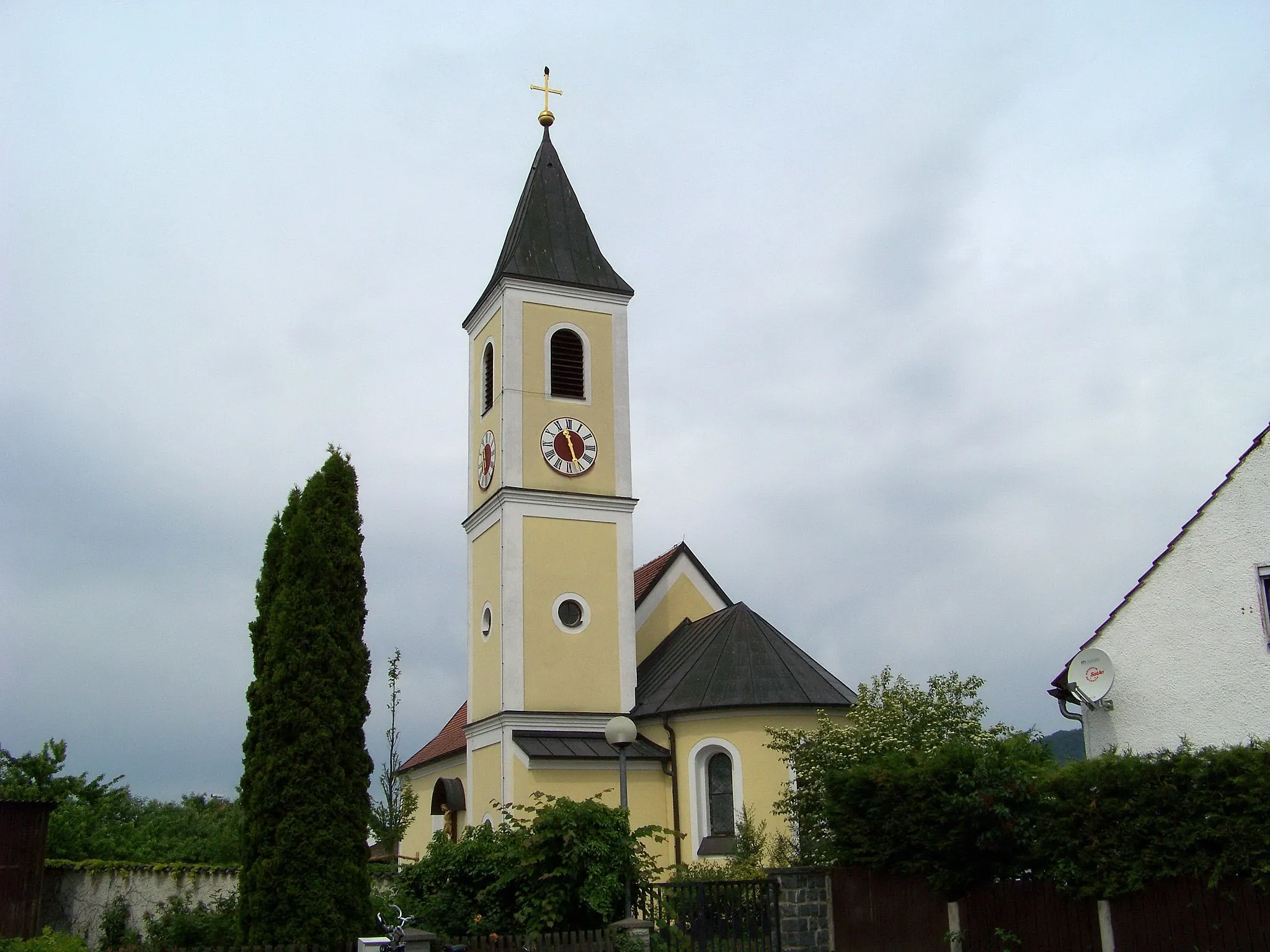 Photo showing: Bach an der Donau. Demling, Austraße 39. Katholische Filialkirche St. Andreas, Saalbau mit eingezogenem Chor und Flankenturm mit Zwiebelhaube und Putzgliederungen, 17. Jahrhundert, 1990/91 erweitert; Friedhofsmauer, barock.