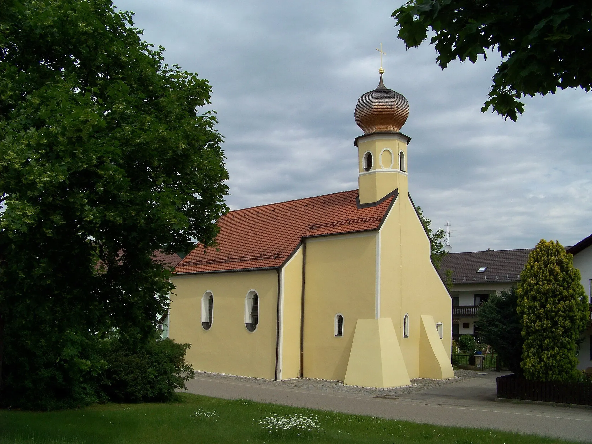 Photo showing: Bach an der Donau. Frengkofen, Donaustraße 12. Katholische Filialkirche St. Bartholomäus, Saalbau mit eingezogenem Chor und Dachreiter mit verschindelter Zwiebelhaube, um 1400, Umgestaltung 17./18. Jahrhundert, mit Hochwassermarke, Gusseisen, bez. 1845.