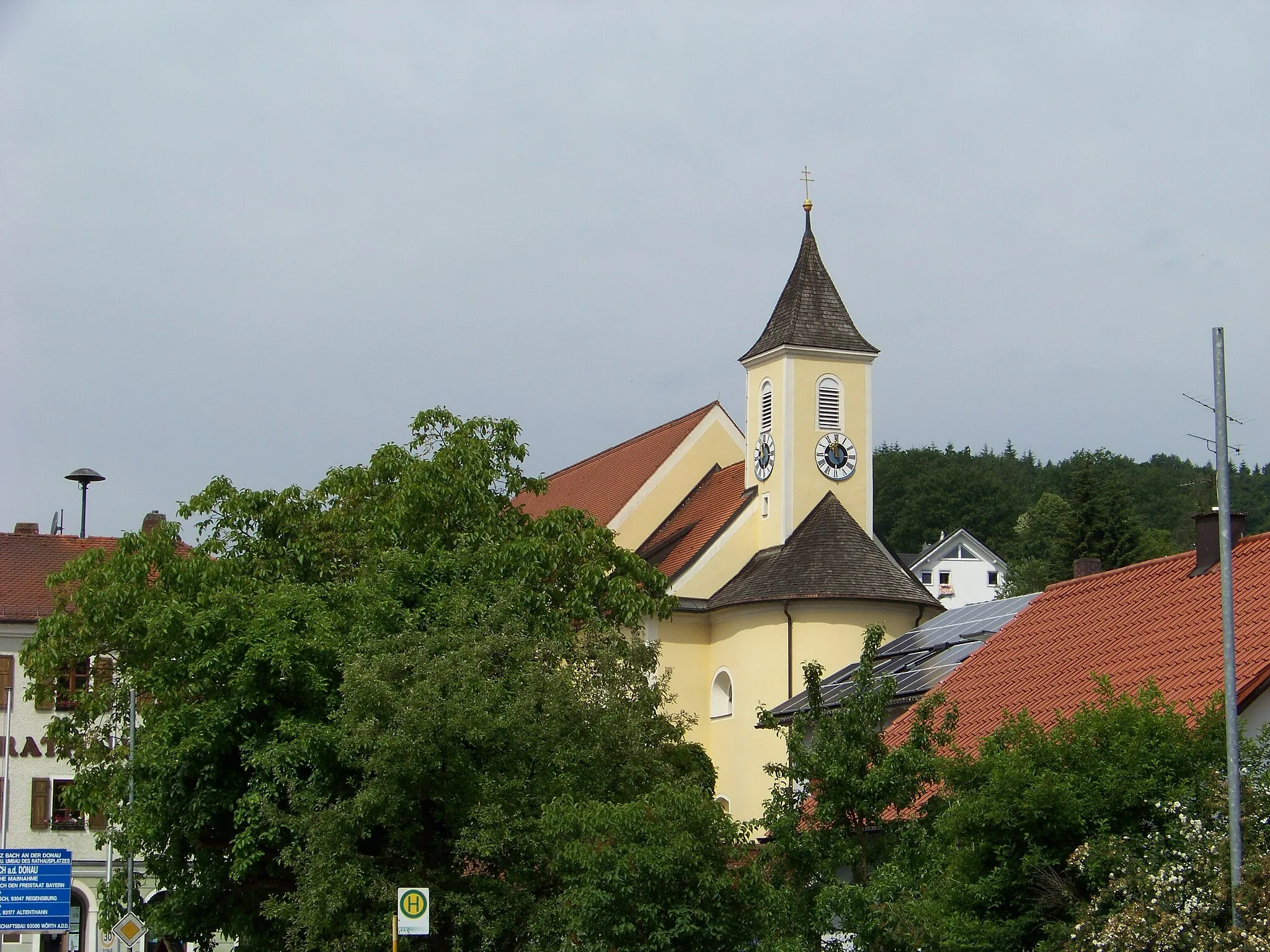 Photo showing: Bach an der Donau. Langhaus und Chor der katholische Pfarrkirche Mariä Geburt, Saalbau mit eingezogenem Chor und Chorturm, 1712 (Langhaus 1979); mit Ausstattung.