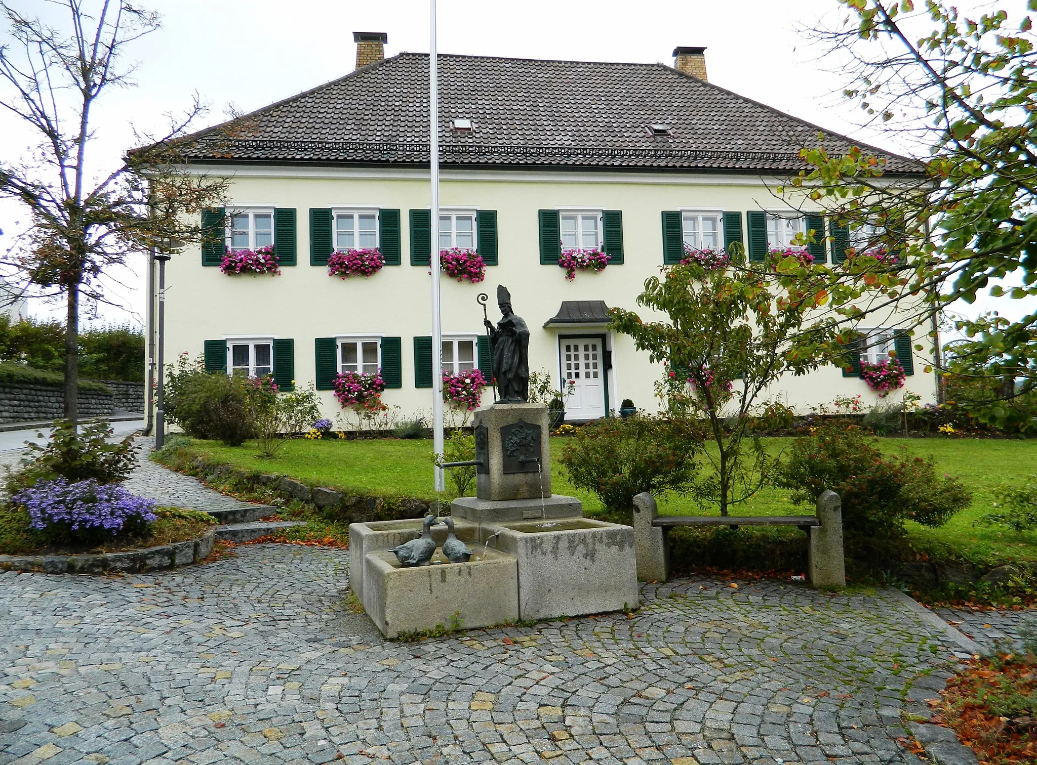 Photo showing: Pfarrhaus neben der Kirche in Konzell in Niederbayern