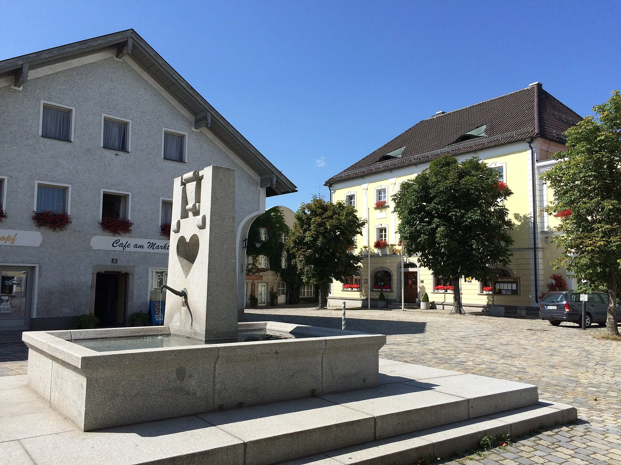 Photo showing: Brunnen auf dem Marktplatz von Röhrnbach
