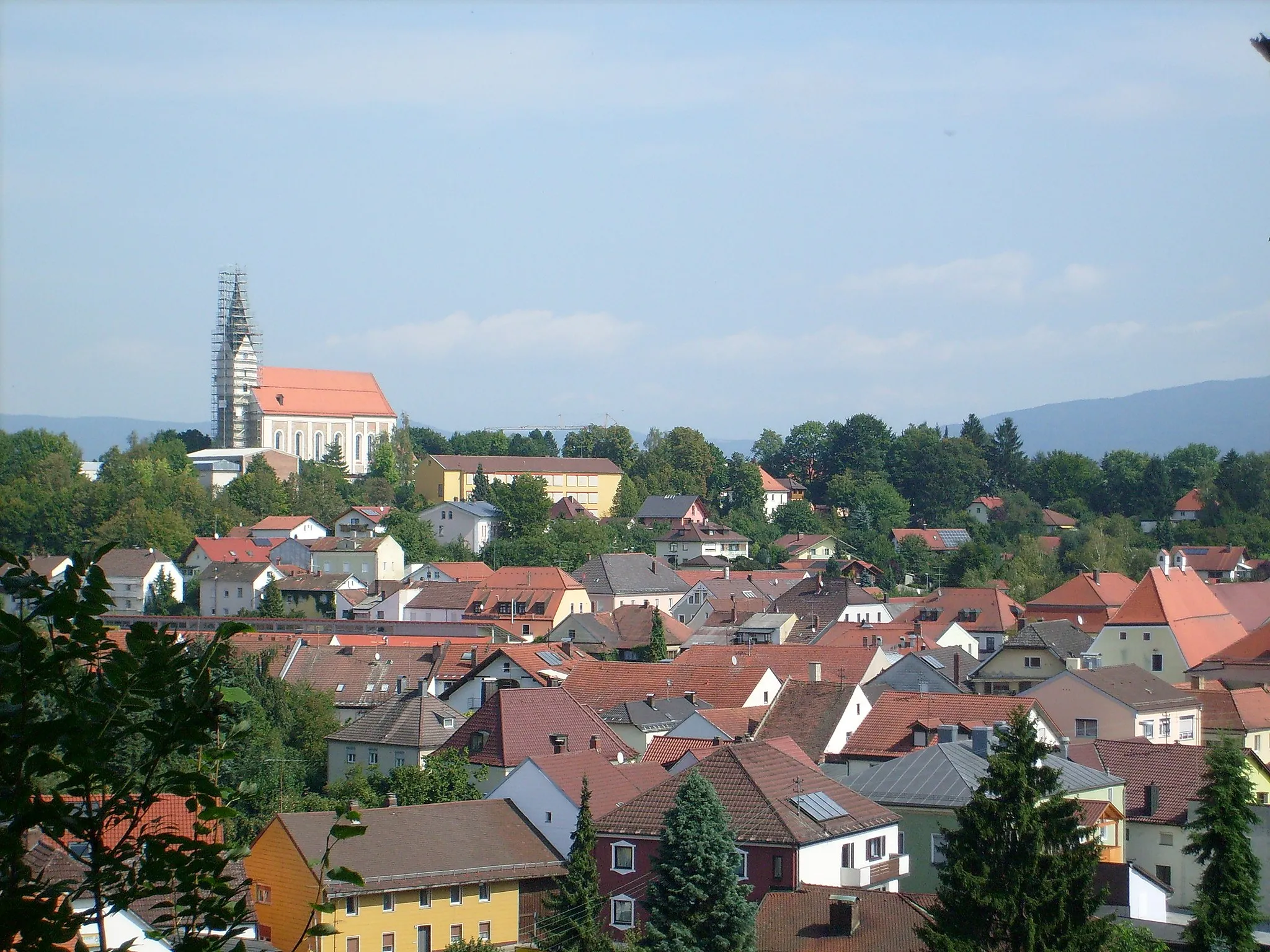 Photo showing: Blick auf Hengersberg. Fotografiert von der Frauenbergkirche aus.