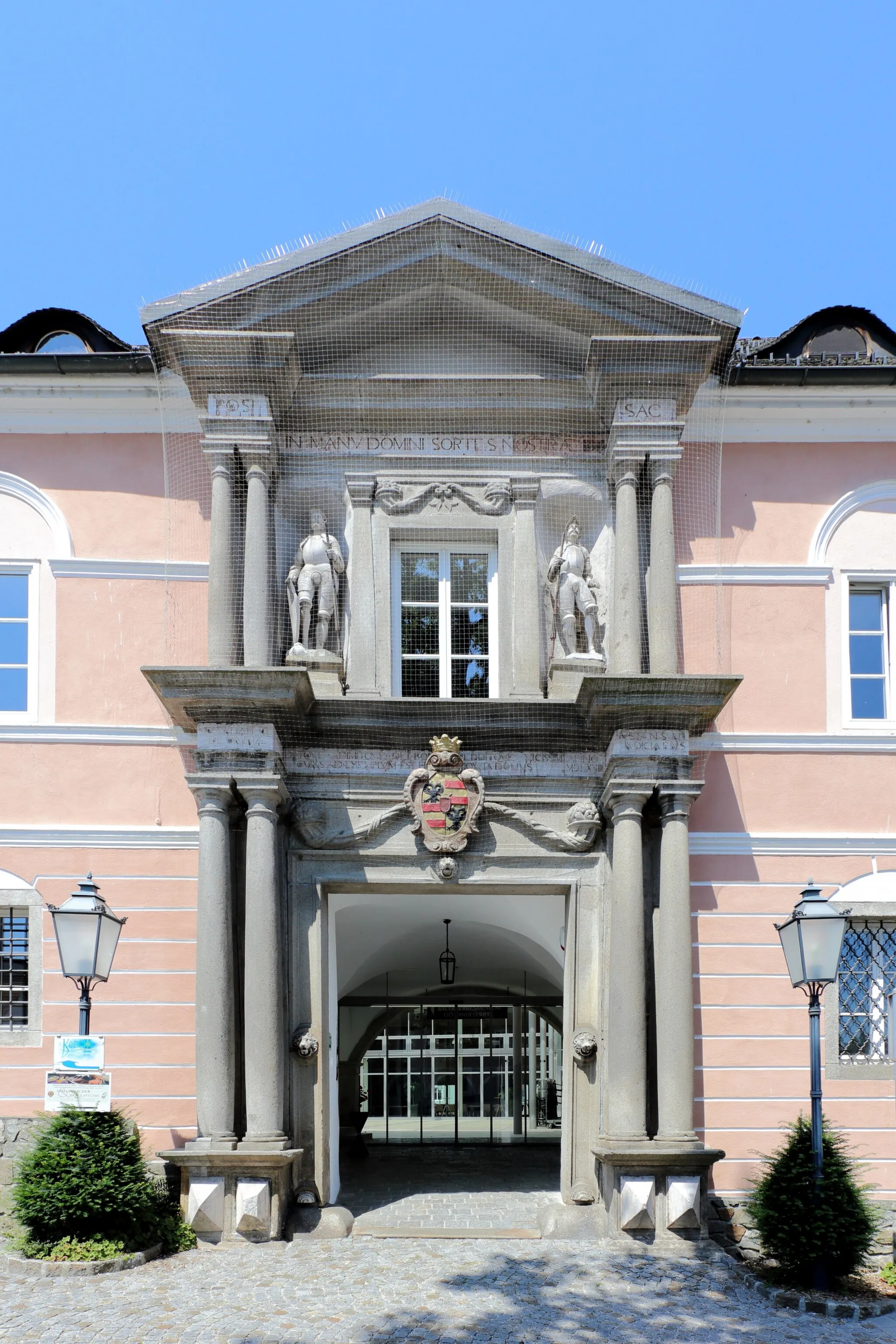 Photo showing: Portal des ehemaligen Schlosses in der oberösterreichischen Stadt Peuerbach. Ein zweigeschossiges Renaissance-Portal mit zwei Ritterstatuen und einer Wappenkartusche aus dem dritten Viertel des 17. Jahrhunderts.