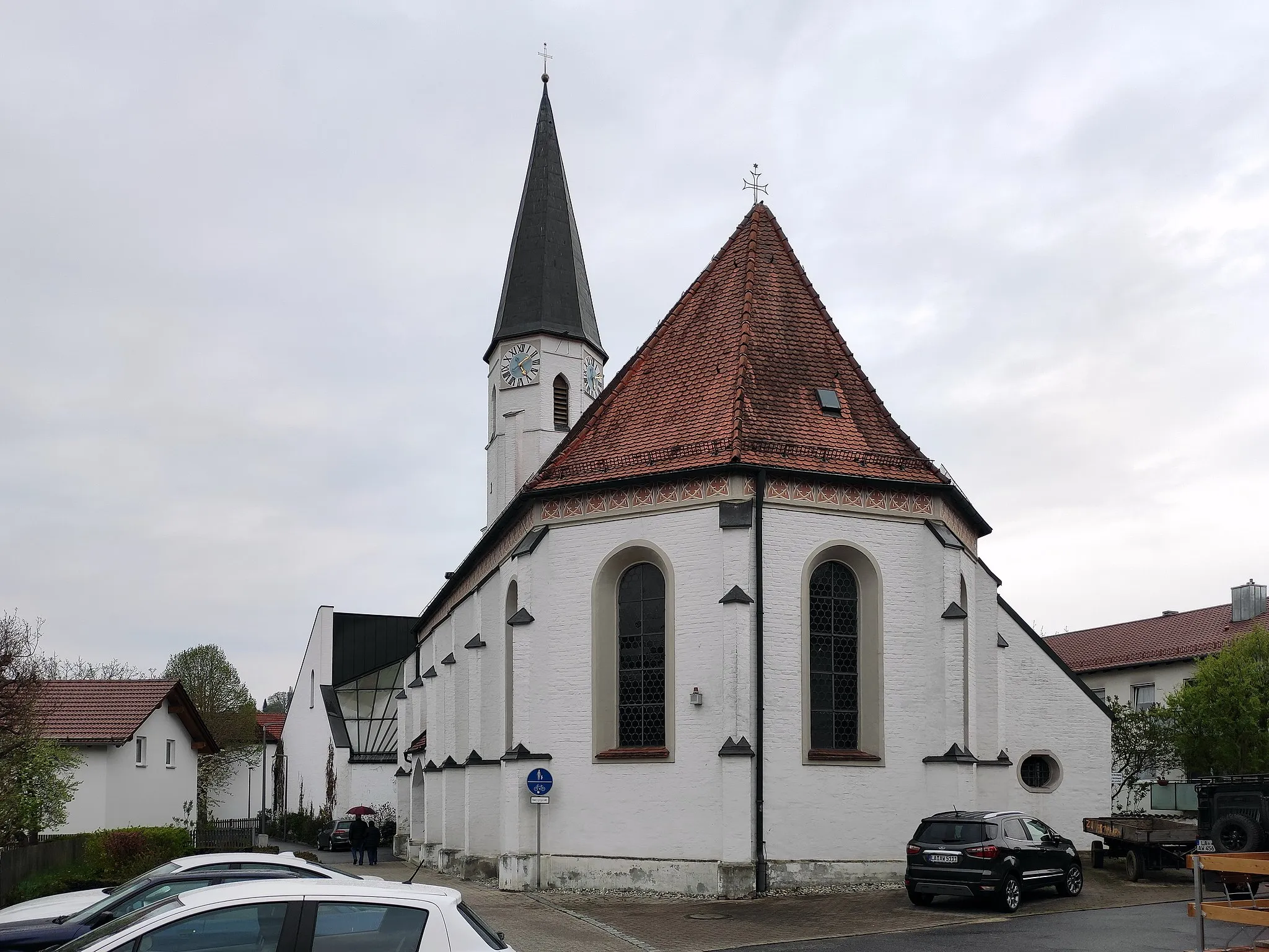 Photo showing: Die römisch-katholische Nebenkirche St. Nikola (auch St. Nikolaus, ehemals St. Stephanus) in Altdorf bei Landshut ist ein spätgotisches Gotteshaus, welches 1982 durch den Anbau einer eigenständigen modernen Kirche drastisch vergrößert wurde.