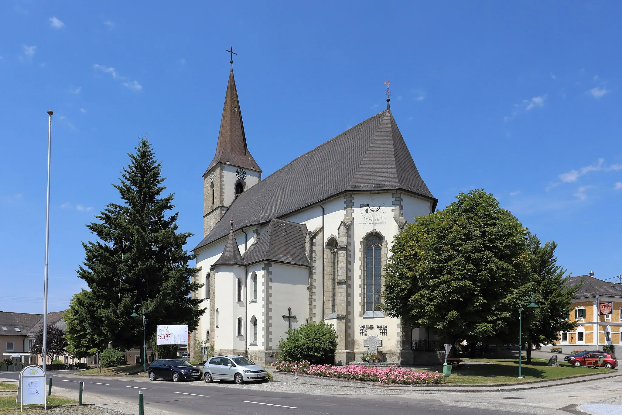 Photo showing: Katholische Pfarrkirche hl. Margarita in der oberösterreichischen Marktgemeinde Natternbach. Ein spätgotischer einschiffiger Sakralbau mit neugotischer Einrichtung. Das barocke Gewölbe des Langhauses stammt aus dem Ende des 18. Jahrhunderts.