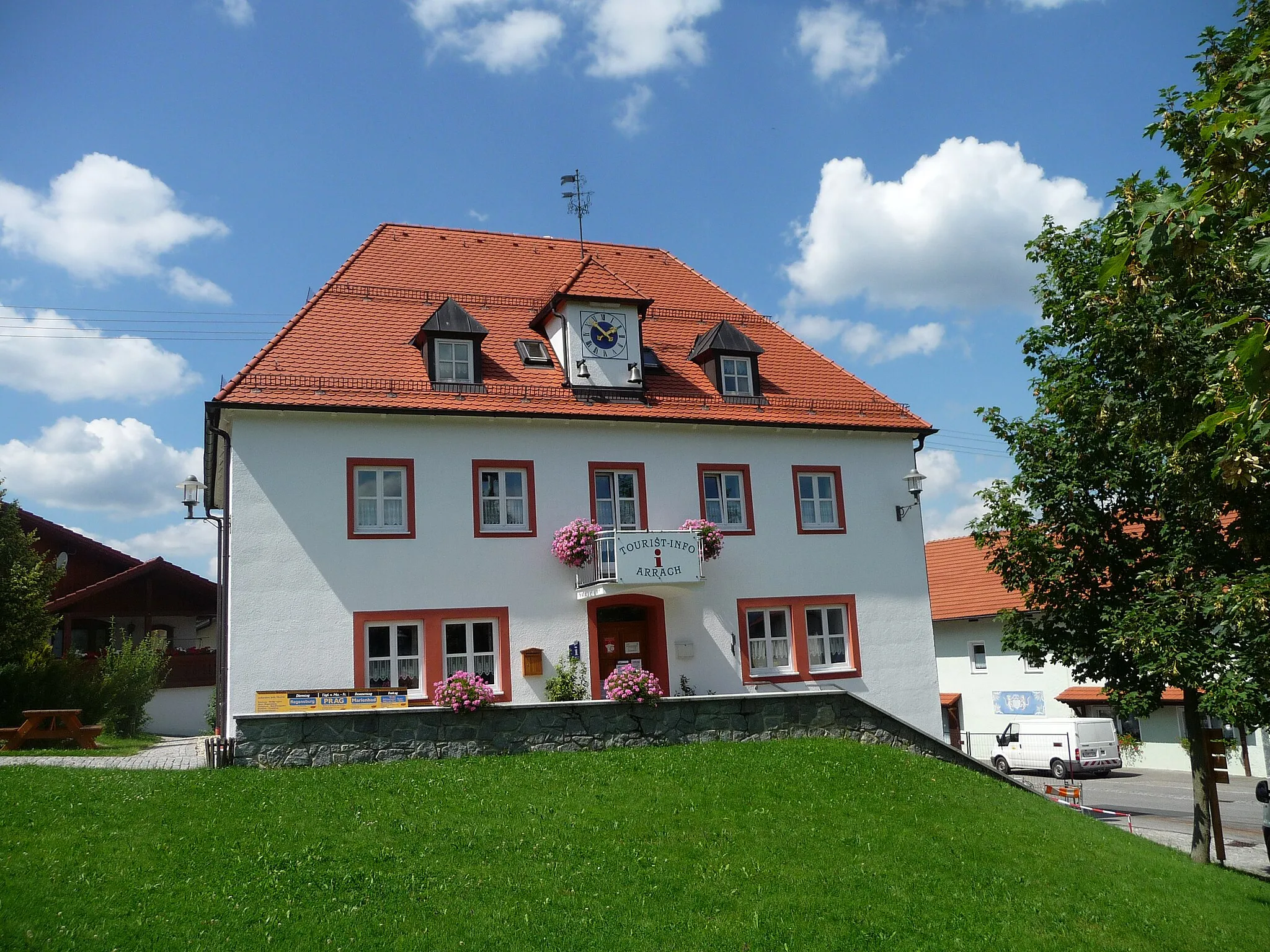 Photo showing: Das Haus der Tourist-Info auf dem Dorfplatz in Arrach