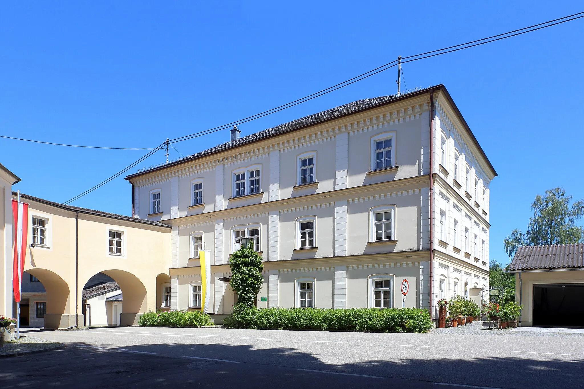 Photo showing: Hauptgebäude der Franziskaner in der oberösterreichischen Gemeinde Maria Schmolln. Ursprünglich ein Priesterhaus, das 1871 erweitert wurde.
