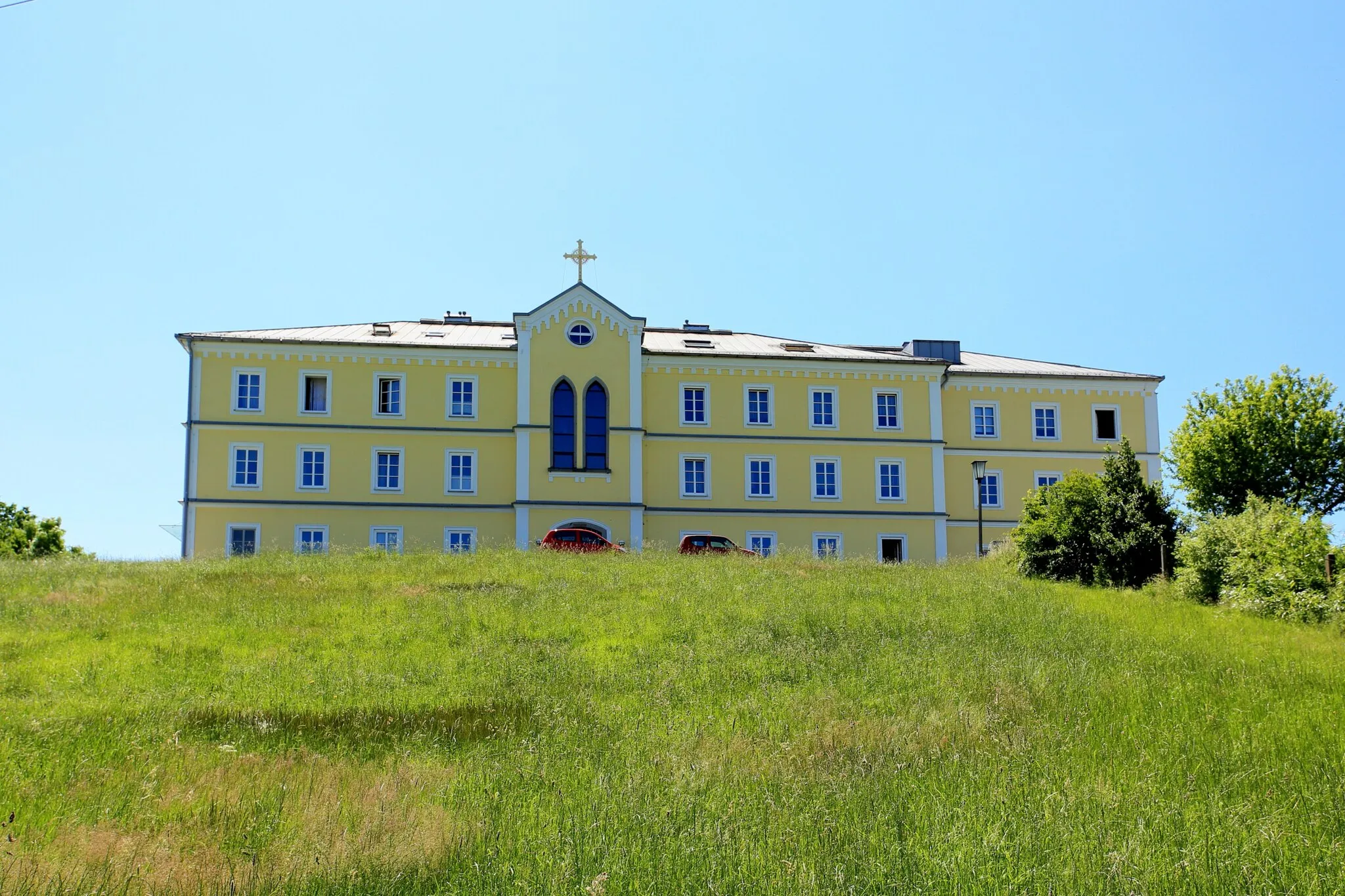 Photo showing: Das Alters- und Pflegeheim Maria Rast in der oberösterreichischen Gemeinde Maria Schmolln. Das Heim wurde 1883/84 errichtet und ist mittlerweile mehrmals umgebaut und vergrößert worden.