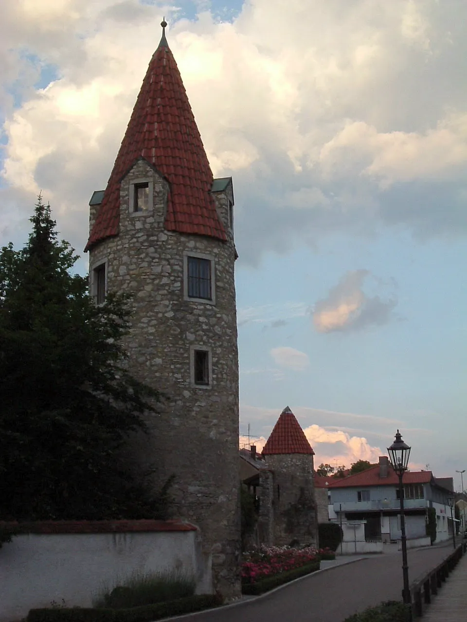 Photo showing: Abensberg - An der Abens, Maderturm, Juni 2004
Public Domain, eigene Aufnahme

Möglichkeiten zur Lizenzierung, bitte die nicht-benötigte Variante aus dem Code löschen: