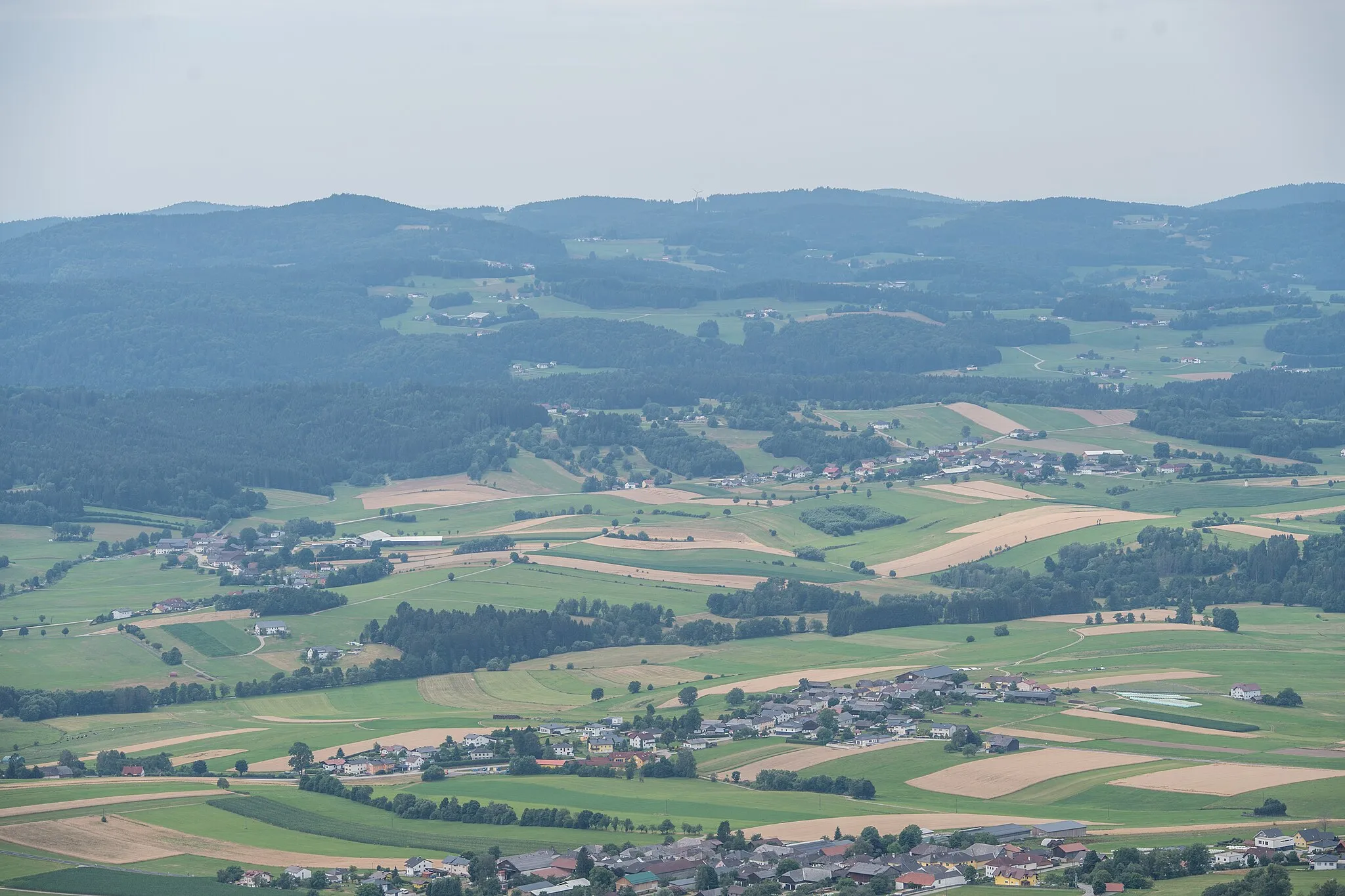 Photo showing: 23.07.2022: Wiki takes Böhmerwald; Blick nach Lichtenberg, Salnau, Berdetschlag und Seitelschlag in der Gemeinde Ulrichsberg gesehen vom Aussichtsturm Alpenblick