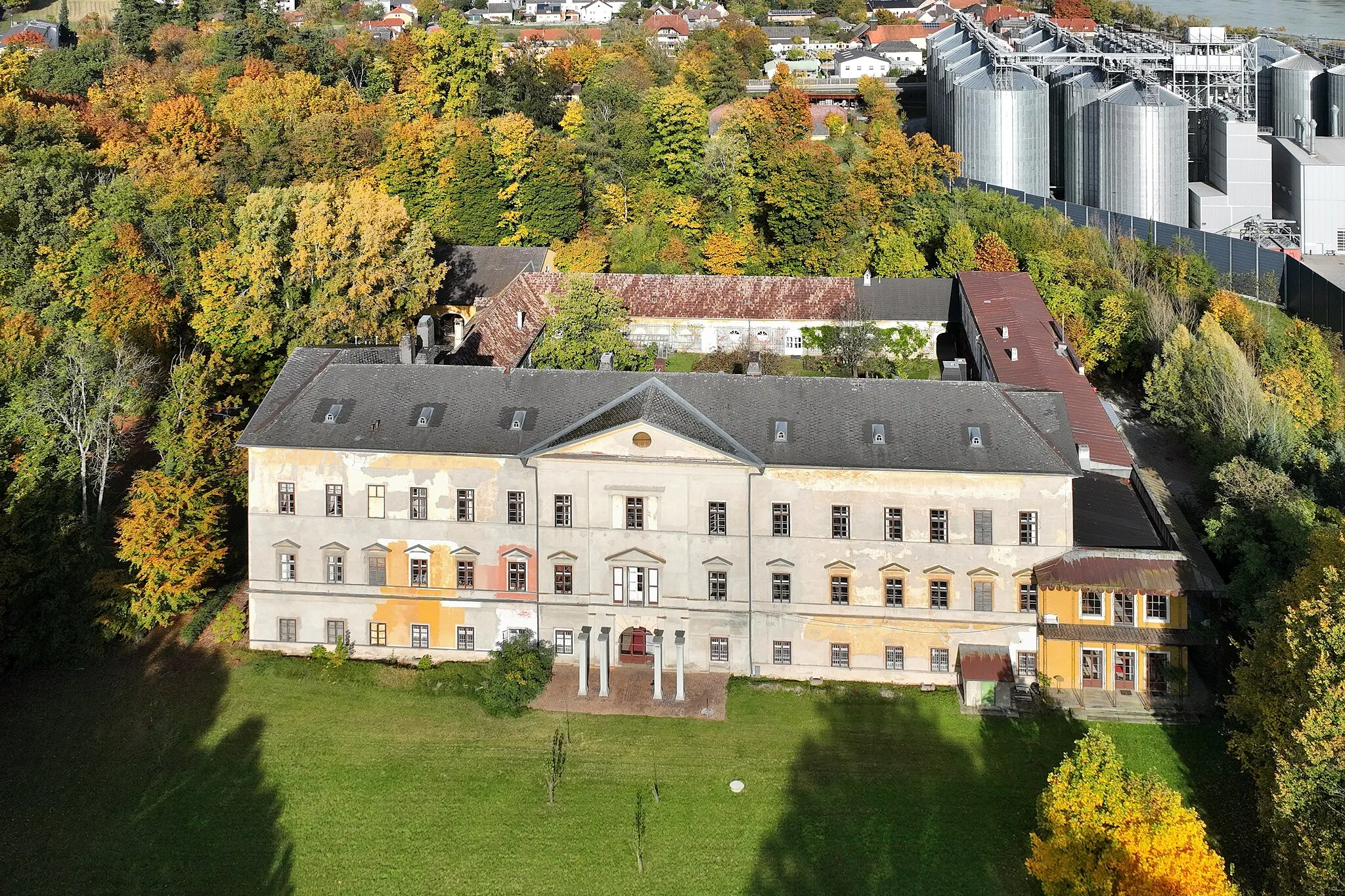 Photo showing: South-southwest view of Aschach Castle in Upper Austria.