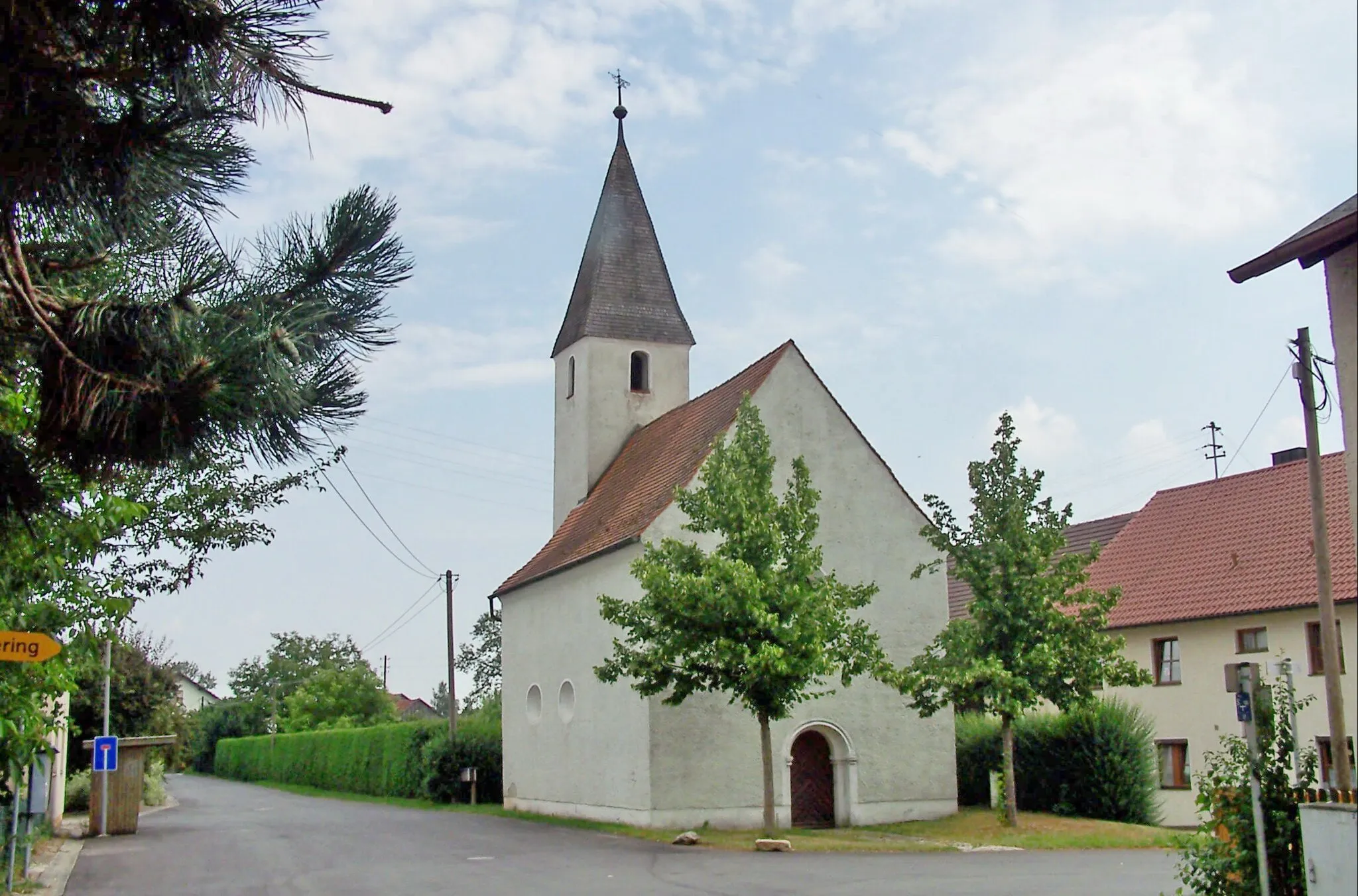 Photo showing: Egglfing, Köferinger Straße 13. Kath. Nebenkirche St. Margareta, Saalbau mit eingezogenem
Chor, Chorturm mit Spitzdach und Portal, romanisch, frühes 13. Jh., Turm Anfang 17. Jh;

mit Ausstattung.