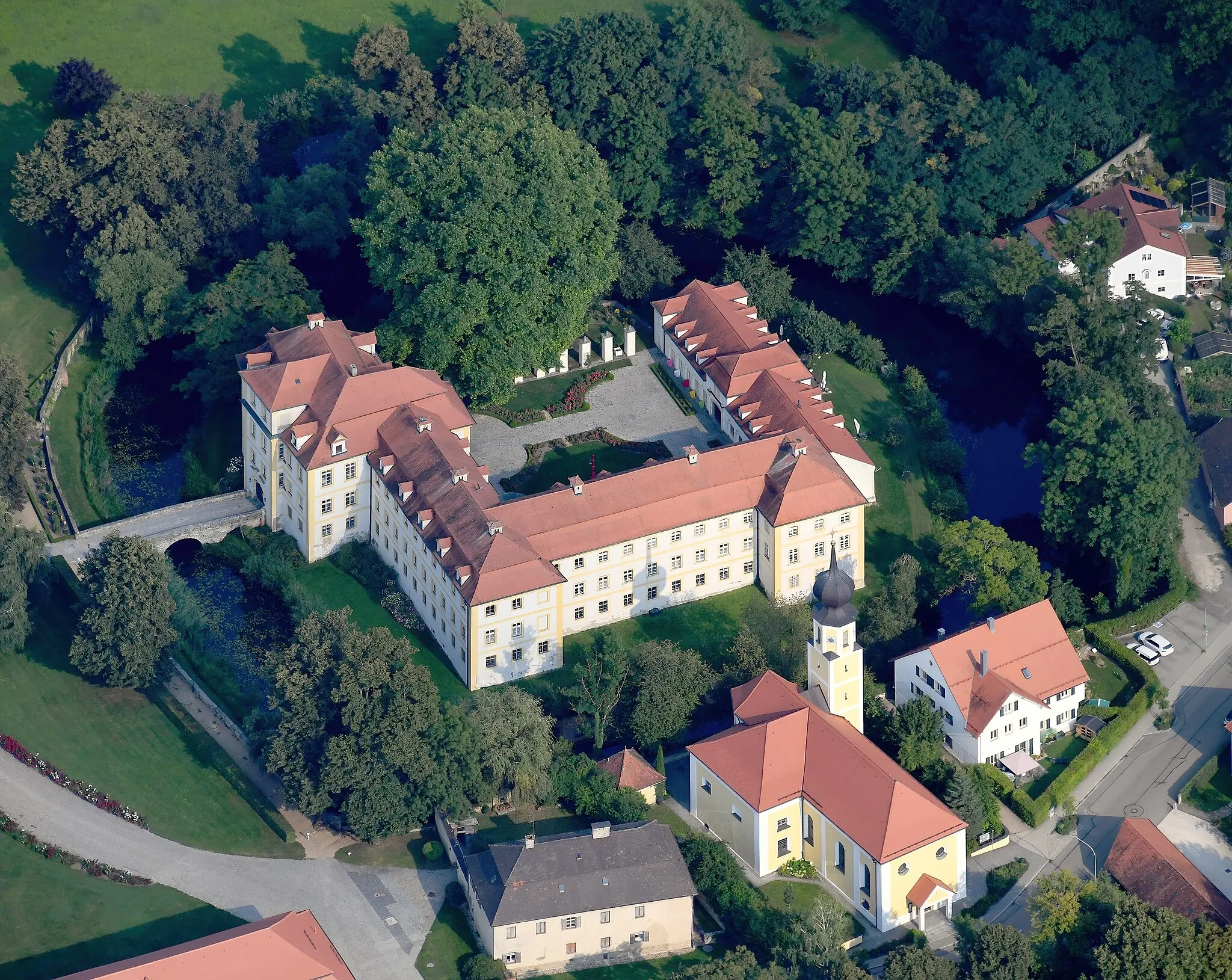 Photo showing: Aerial image of the Wasserschloss Köfering (view from the west)