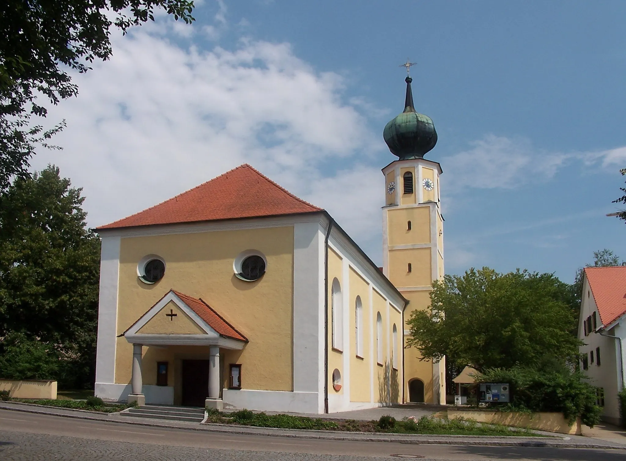 Photo showing: Köfering. Kirchstraße 5a. Kath. Pfarrkirche St. Michael, Saalbau mit eingezogenem Chor,
Walmdach, Flankenturm mit Zwiebelhaube und Pilastergliederung, spätbarock, 1717 von

Hans Caspar Öttl, Westturm 1618 von Hans Schön; mit Ausstattung.