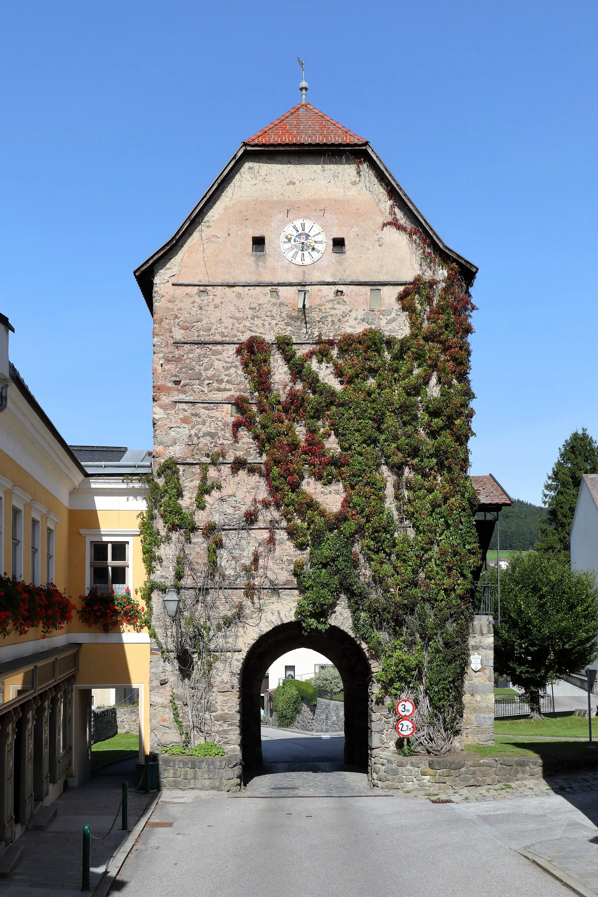 Photo showing: Der Untere Torturm bzw. "Alter Turm" in der oberösterreichischen Marktgemeinde Haslach an der Mühl. Der Untere Torturm stellte den ehemaligen nordwestlichen Zugang zum Markt dar. Er wurde von 1483 bis 1487 als Teil der annähernd rechteckige Wehranlage um den Markt Haslach errichtet. Seit 1927 dient er der Marktgemeinde als Heimathaus.