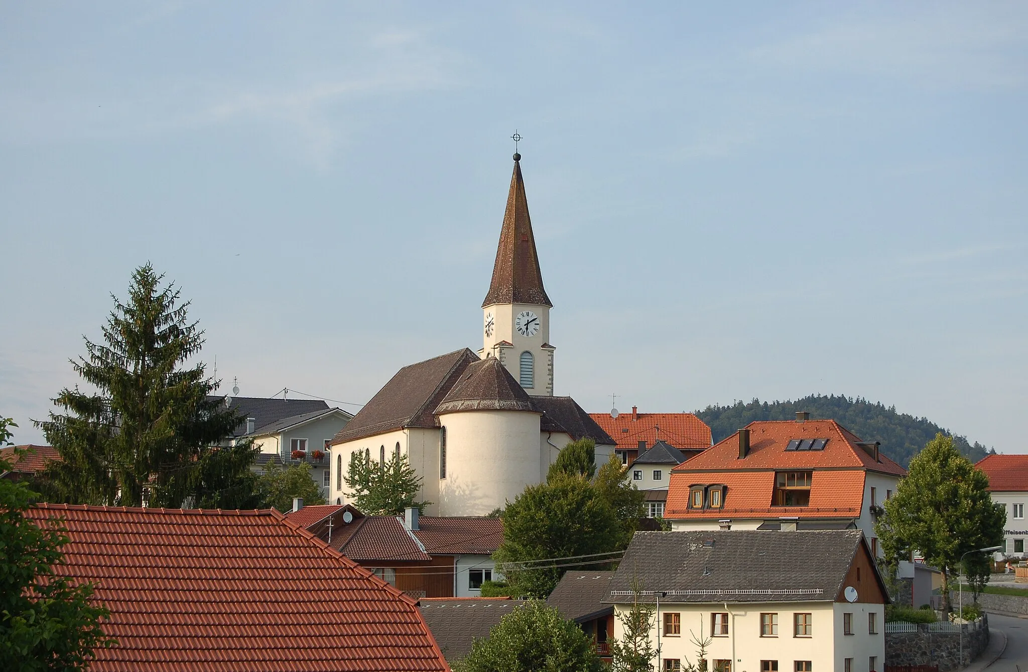 Photo showing: Die Pfarrkirche von Oberkappel im Bezirk Rohrbach (Oberösterreich) wurde 1256 als Filialkirche urkundlich erwähnt. Der gotische Vorgängerbau wurde abgebrochen und zwischen 1955 und 1956 unter Verwendung des spätgotischen Chors aus der Zeit um 1500 durch einen Neubau nach Plänen von Hans Feichtlbauer ersetzt.

This media shows the protected monument with the number 14341 in Austria. (Commons, de, Wikidata)