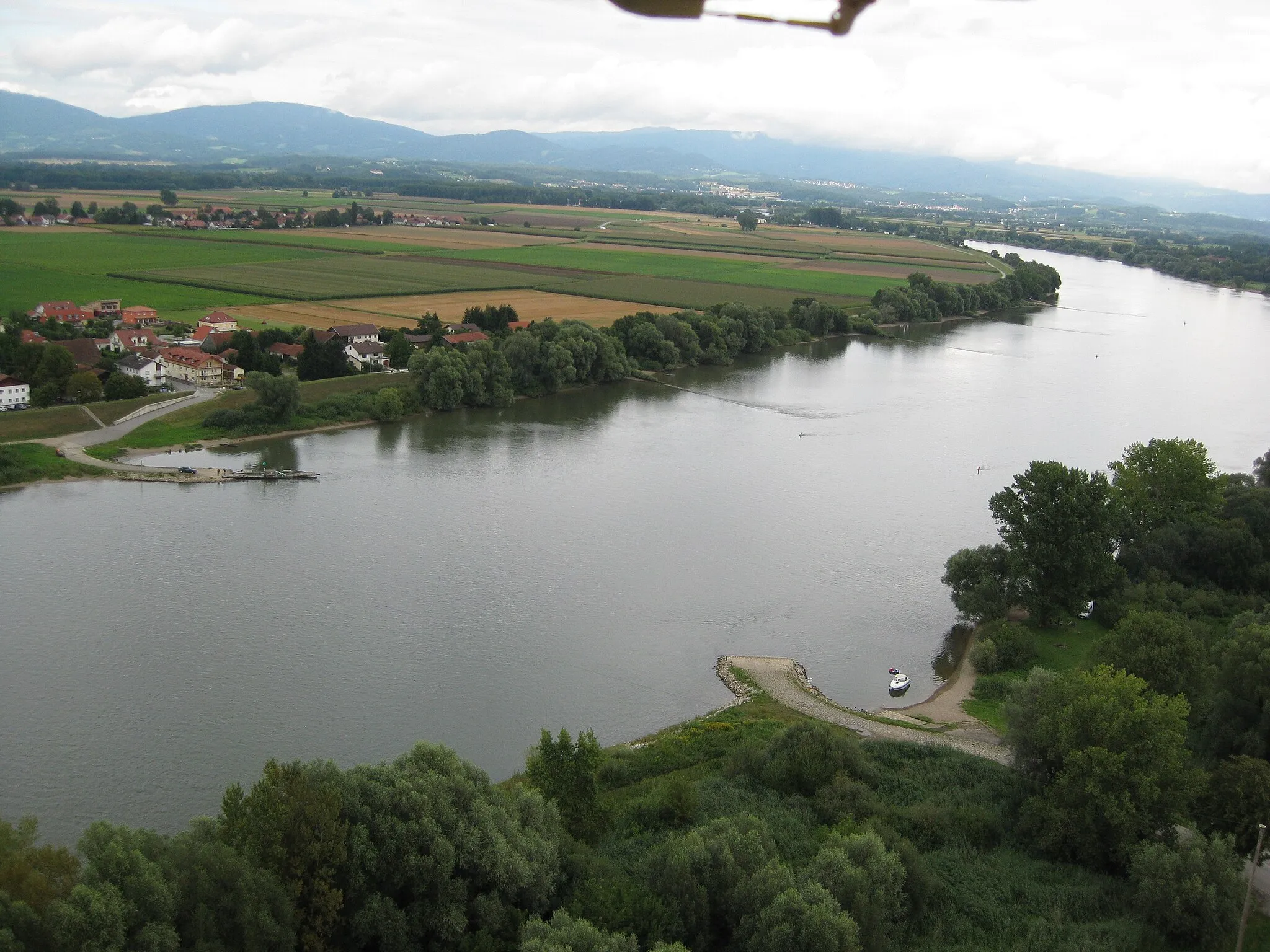 Photo showing: Luftaufnahme von Stephansposching (Modellflieger mit Kamera)