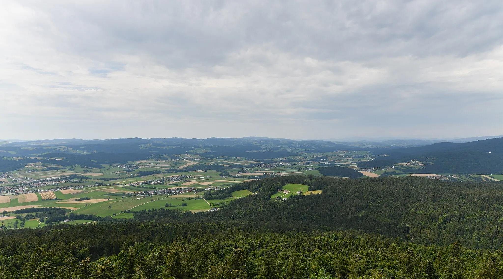 Photo showing: 23.07.2022: Wiki takes Böhmerwald; Blick vom Aussichtsturm Alpenblick nach Ulrichsberg und Klaffer am Hochficht