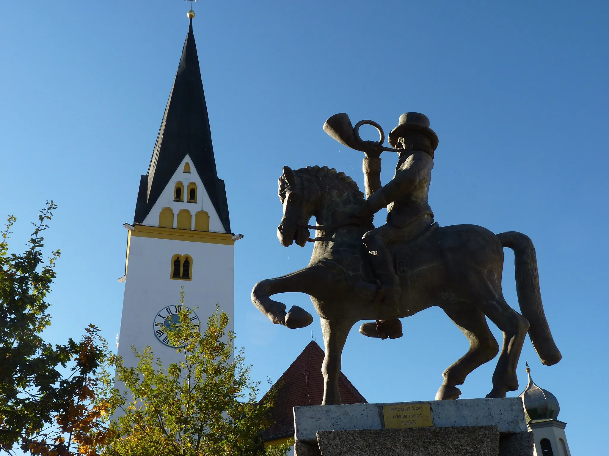 Photo showing: Dorfbrunnen von Straßkirchen, mit der Postillon Skulptur des ansässigen Künstlers Kasimir Boot