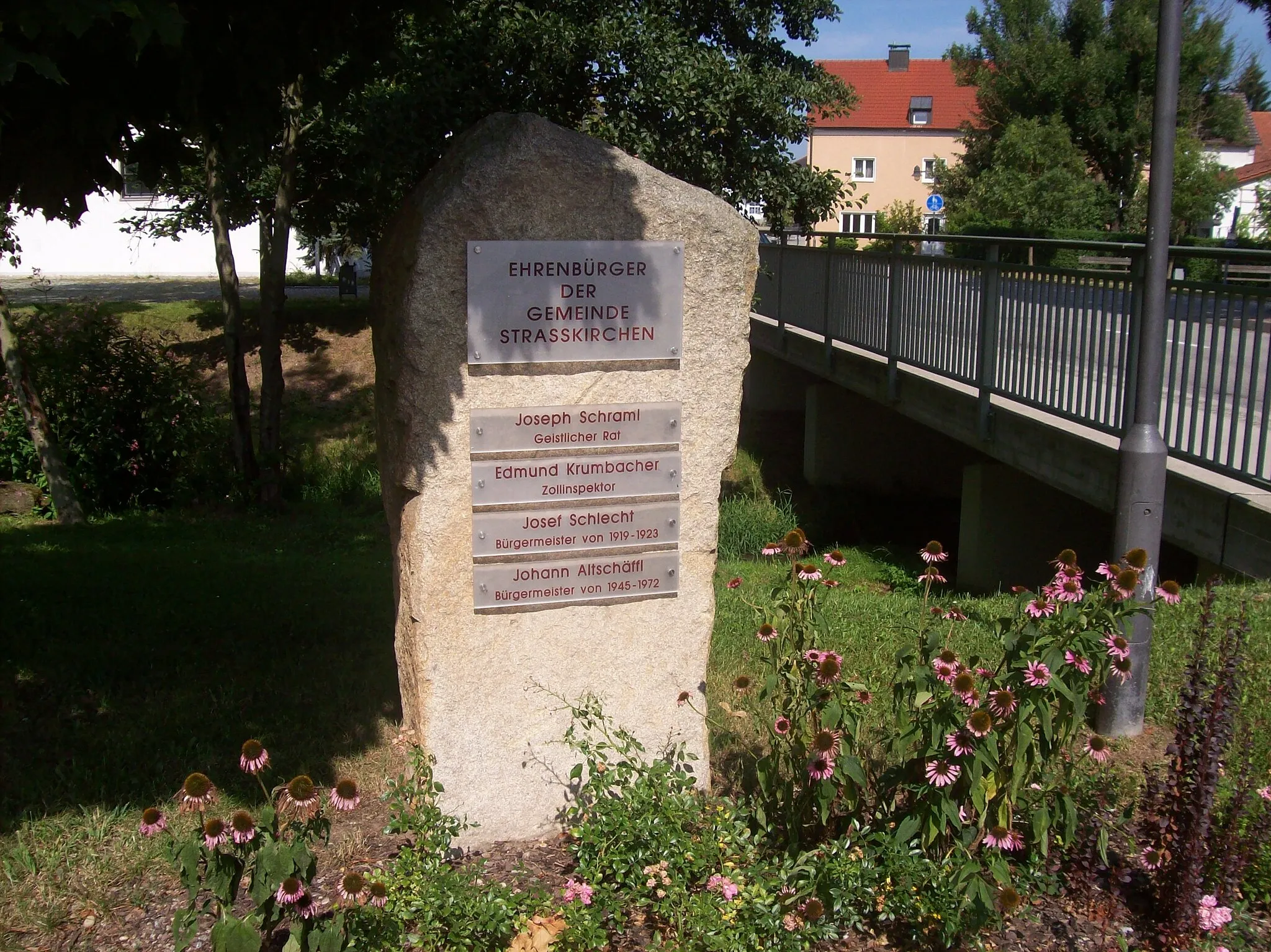 Photo showing: Straßkirchen: Gedenkstein Ehrenbürger