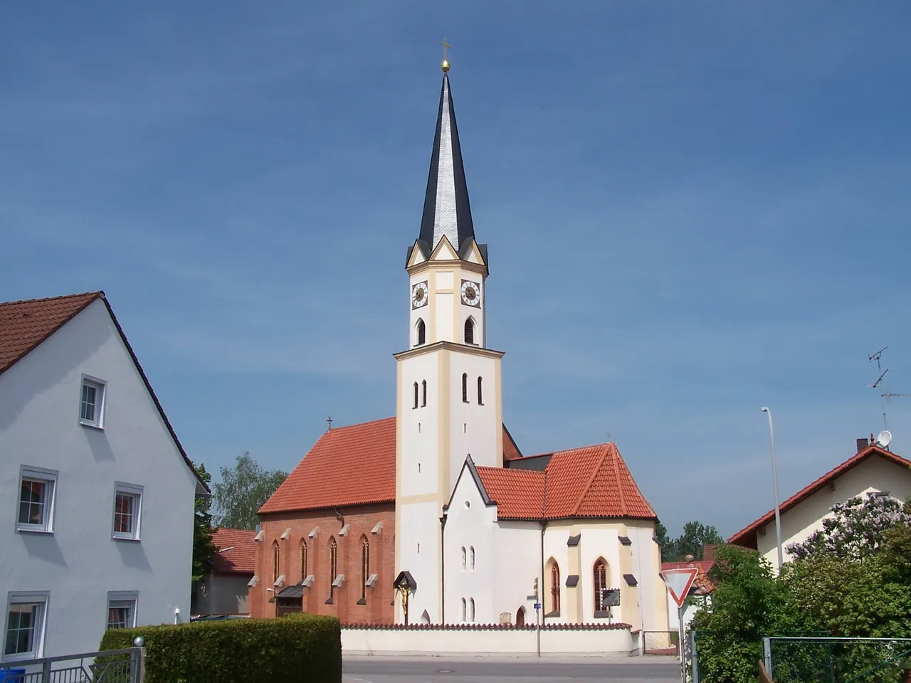 Photo showing: Kirche Mariä Himmelfahrt Hüttenkofen, Gemeinde Mengkofen. Die Kirche wurde 1852 neu erbaut. Der Turmunterbau stammt aus der Zeit um 1400.