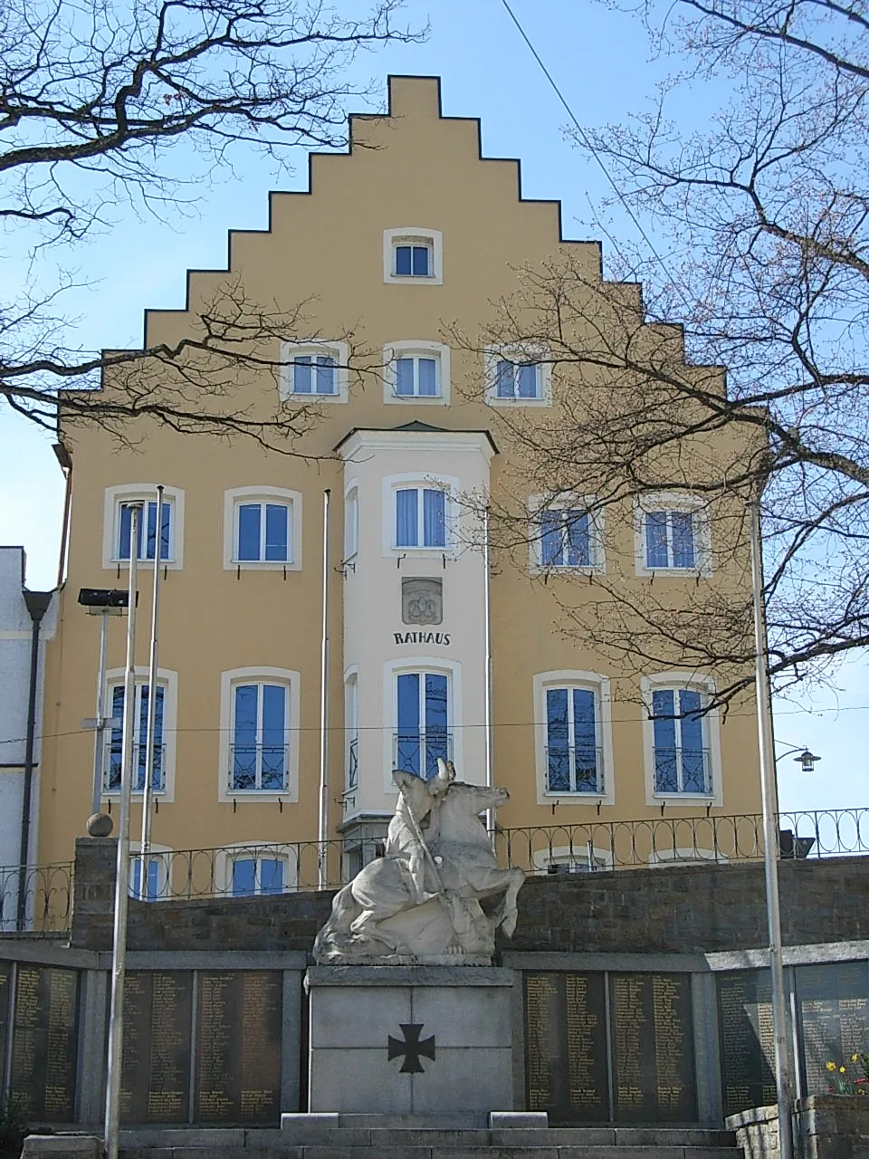 Photo showing: Regen, war memorial and town hall.