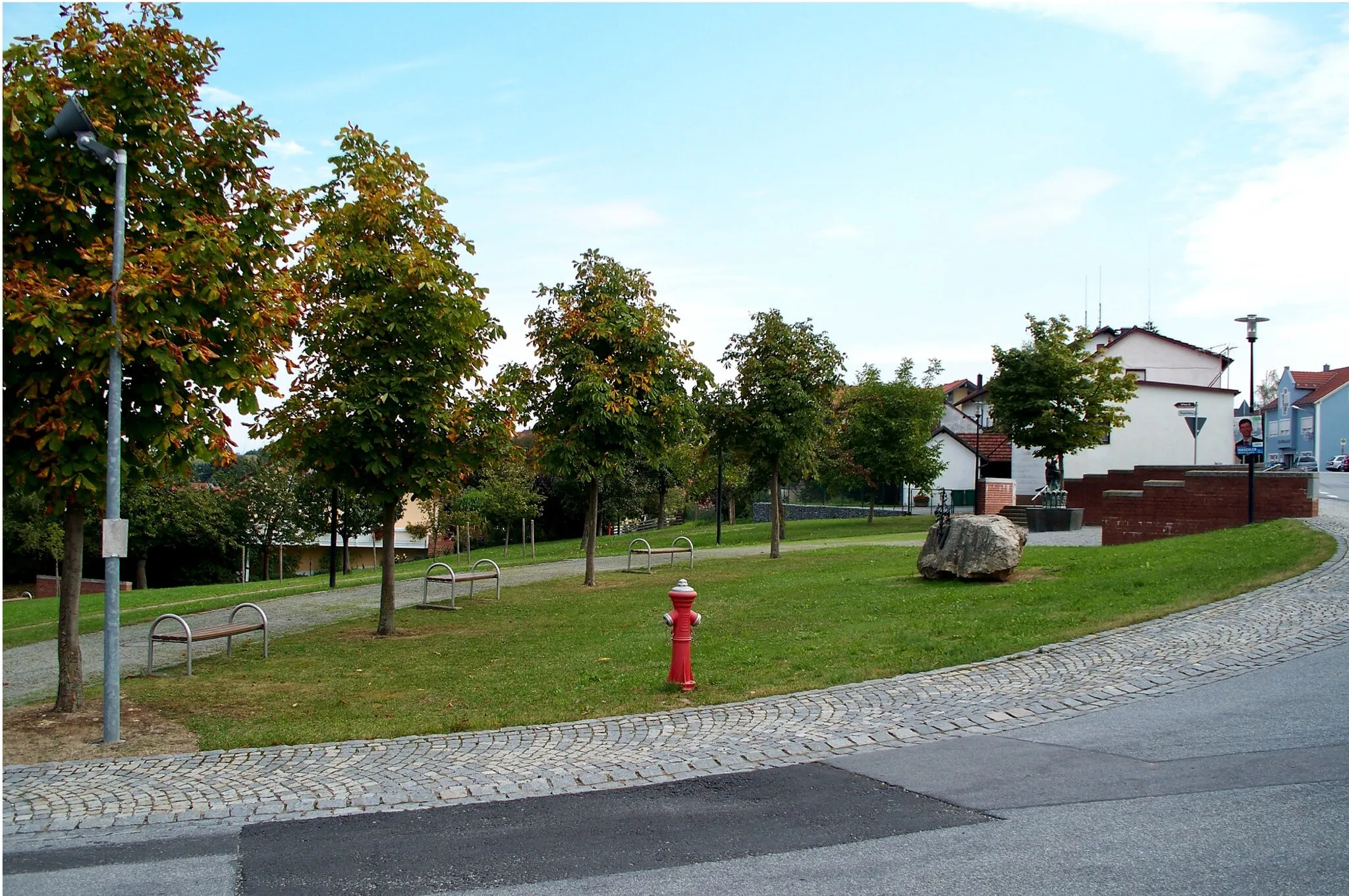 Photo showing: Der Dorfplatz von Alkofen - ein Stadtteil von Vilshofen a.d. Donau -, der 1995 neu gestaltet wurde.