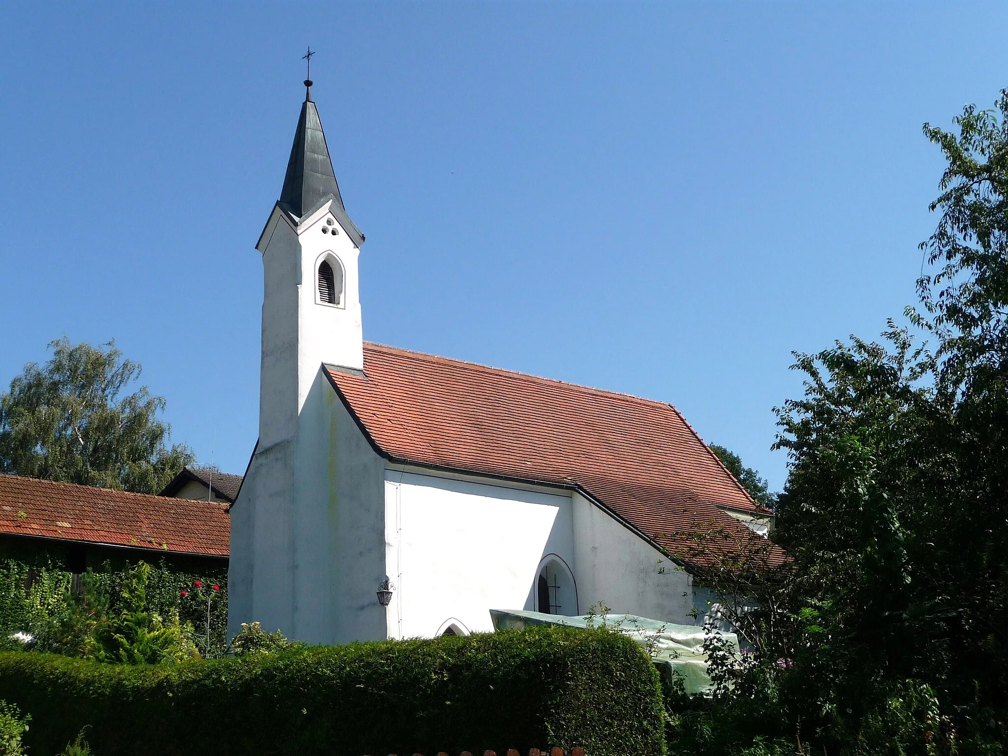 Photo showing: Die Nebenkirche St. Ulrich in Lengham, einem Ortsteil von Bad Birnbach