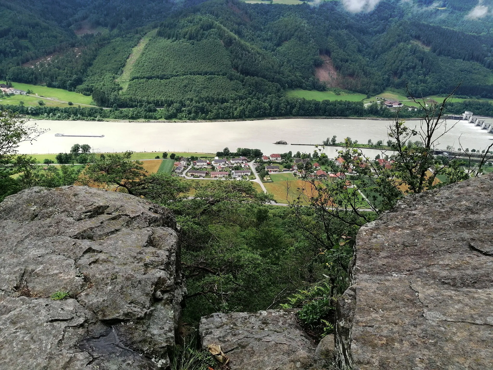 Photo showing: Blick auf das Dorf Jochenstein an der Donau von Aussichtspunkt Ebenstein aus fotografiert