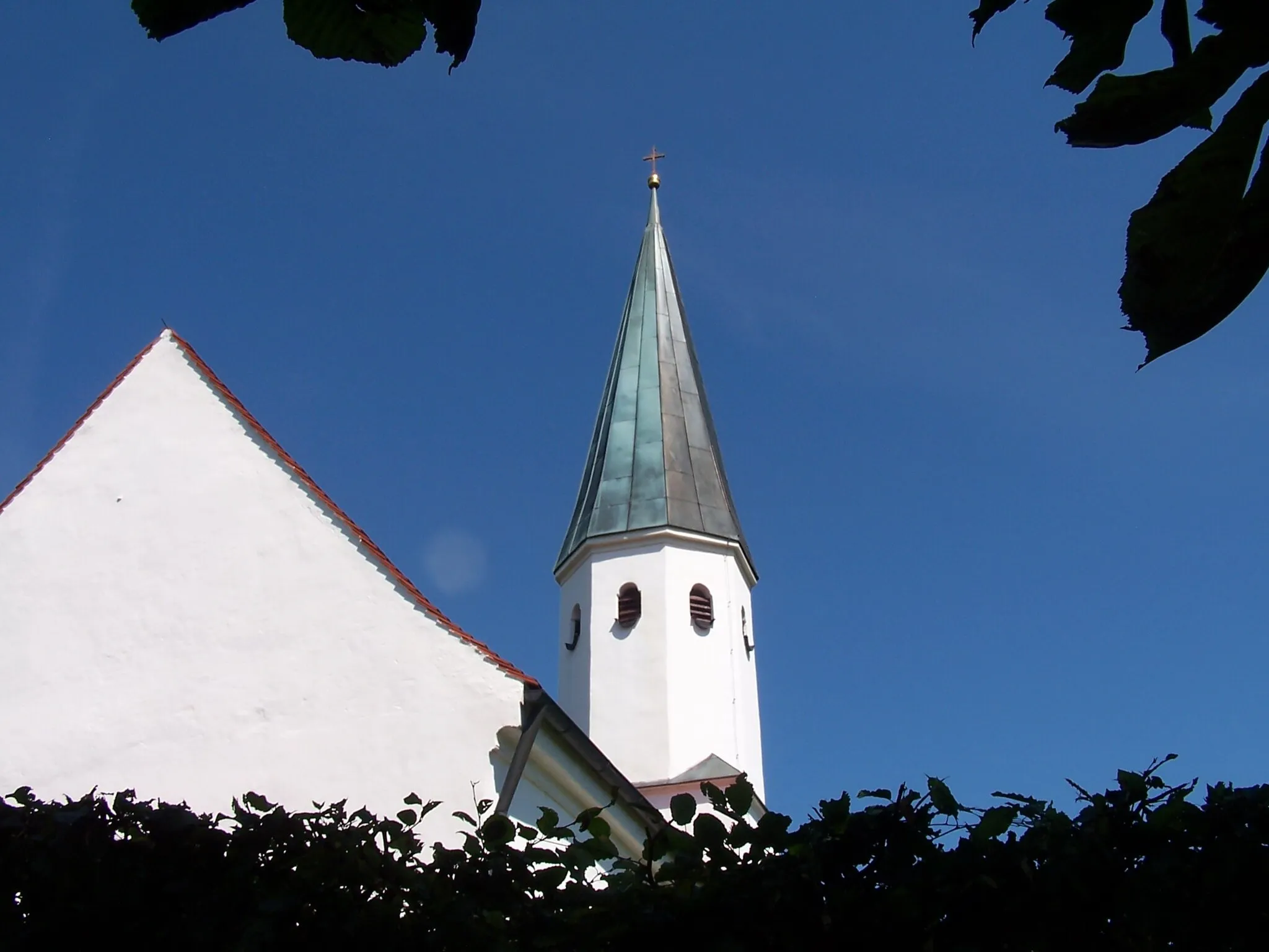 Photo showing: Obersüßbach, Obermünchen 2. Filialkirche St. Stephan und Laurentius.
Die Kirche ist eine romanische, barock veränderte Anlage. Das aufgehende Mauerwerk ist der Dicke nach wohl größtenteils romanisch. Schiff zu zwei Achsen flach gedeckt; Fenster barock mit oben und unten eingezogenem Rundbogen. Neben dem Westfenster der Südseite oberhalb der Sonnenuhr ein ovales Guckloch. Quadratischer Turm östlich am Chor mit Sakristei im Erdgeschoss. Barockes, achteckiges Turmobergeschoss mir Spitzhelm. Acht Schallfenster, die oben und unten mit eingezogenem Rundbogen schließen. Früher war die Kirche mit einem Wassergraben umgeben.