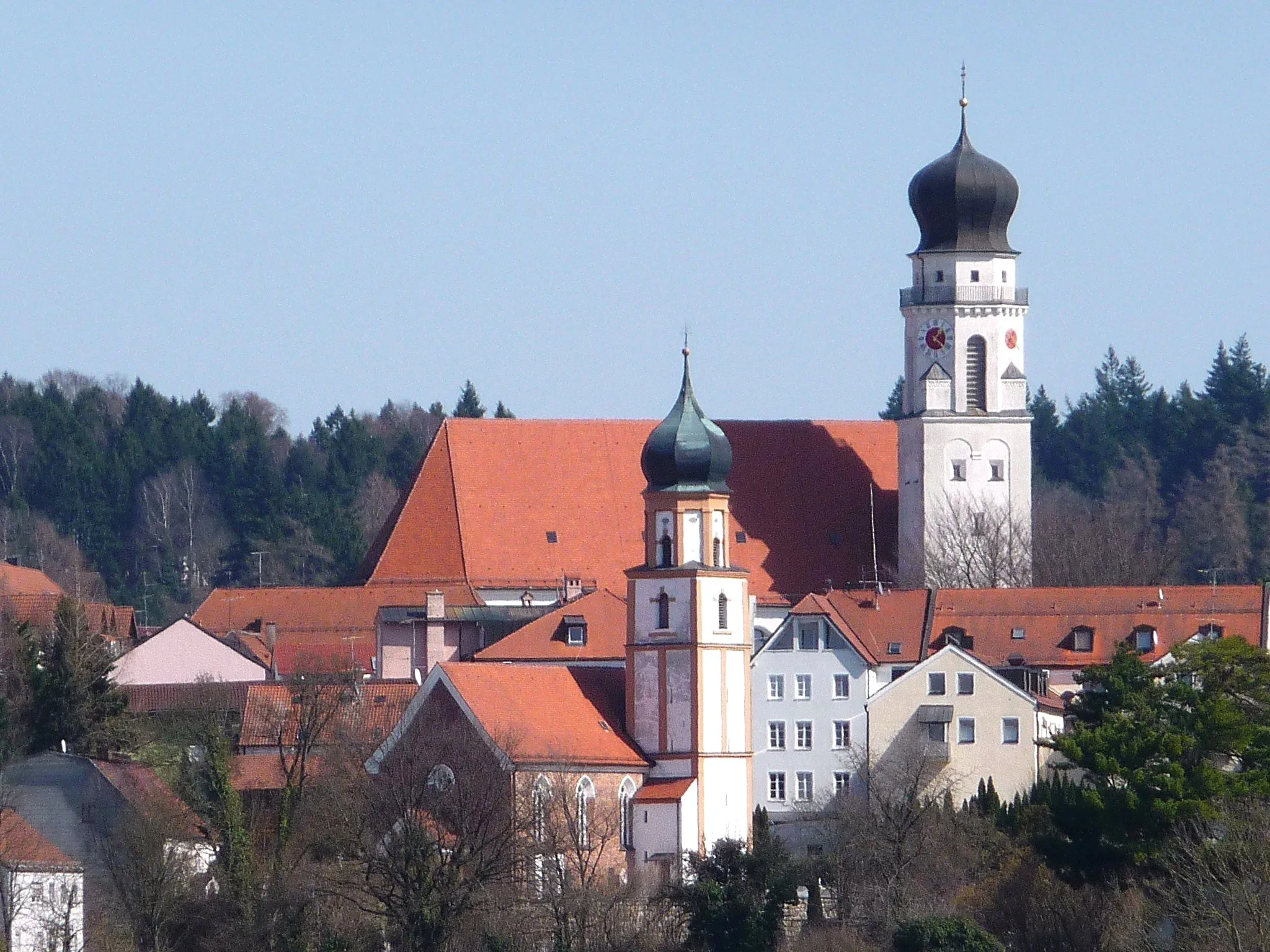 Photo showing: Die Pfarrkirche Hl. Familie und die Friedhofskirche St. Michael in Bad Griesbach