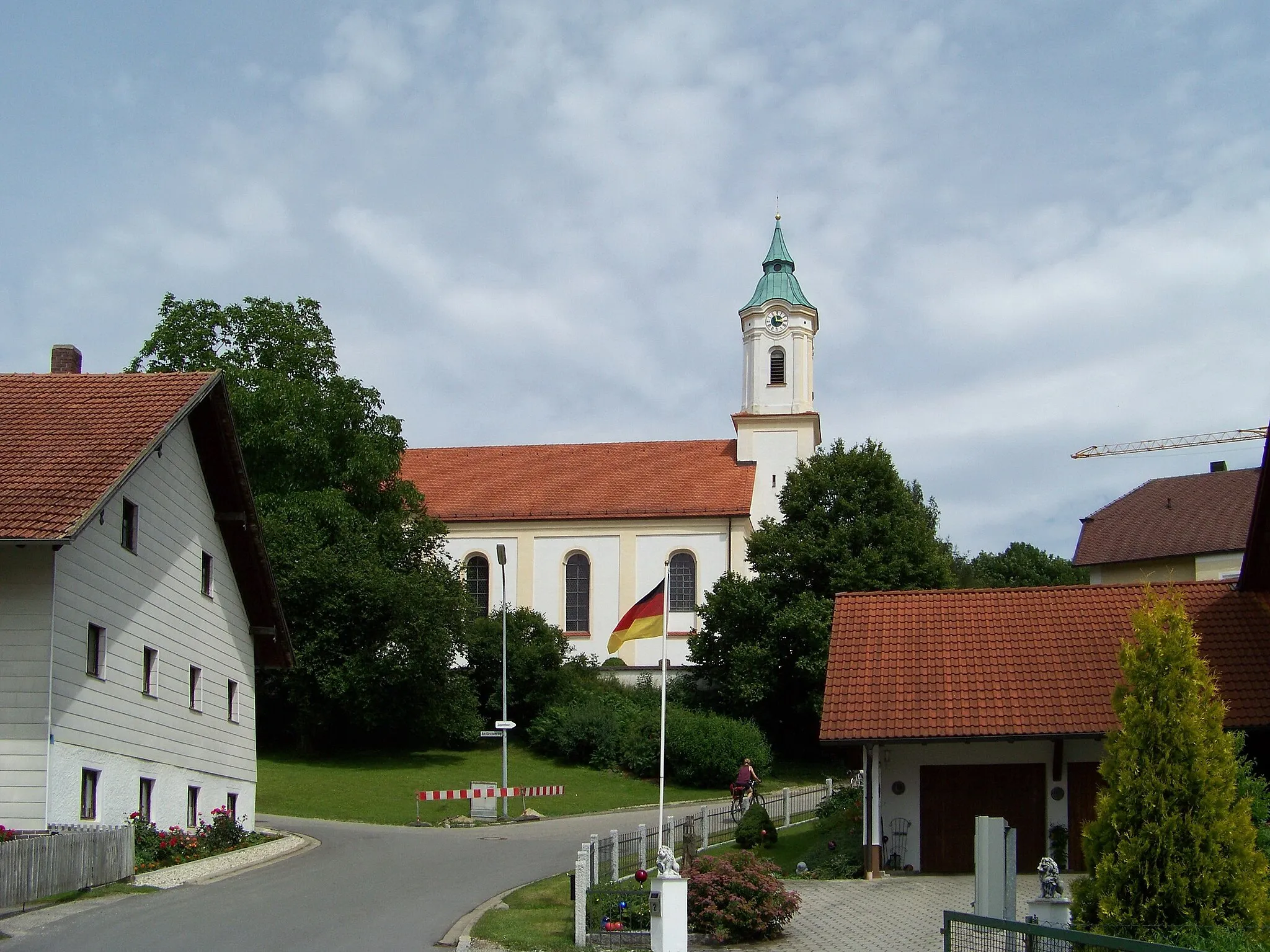 Photo showing: Weng, Veitsbuch, Wenger Straße 3. Katholische Pfarrkirche St. Veit.
Saalkirche, genordeter barocker Bau von 1724, mit Lisenengliederung.

Südlich Turm mit achteckigem Aufsatz und glockenförmigem Helm.