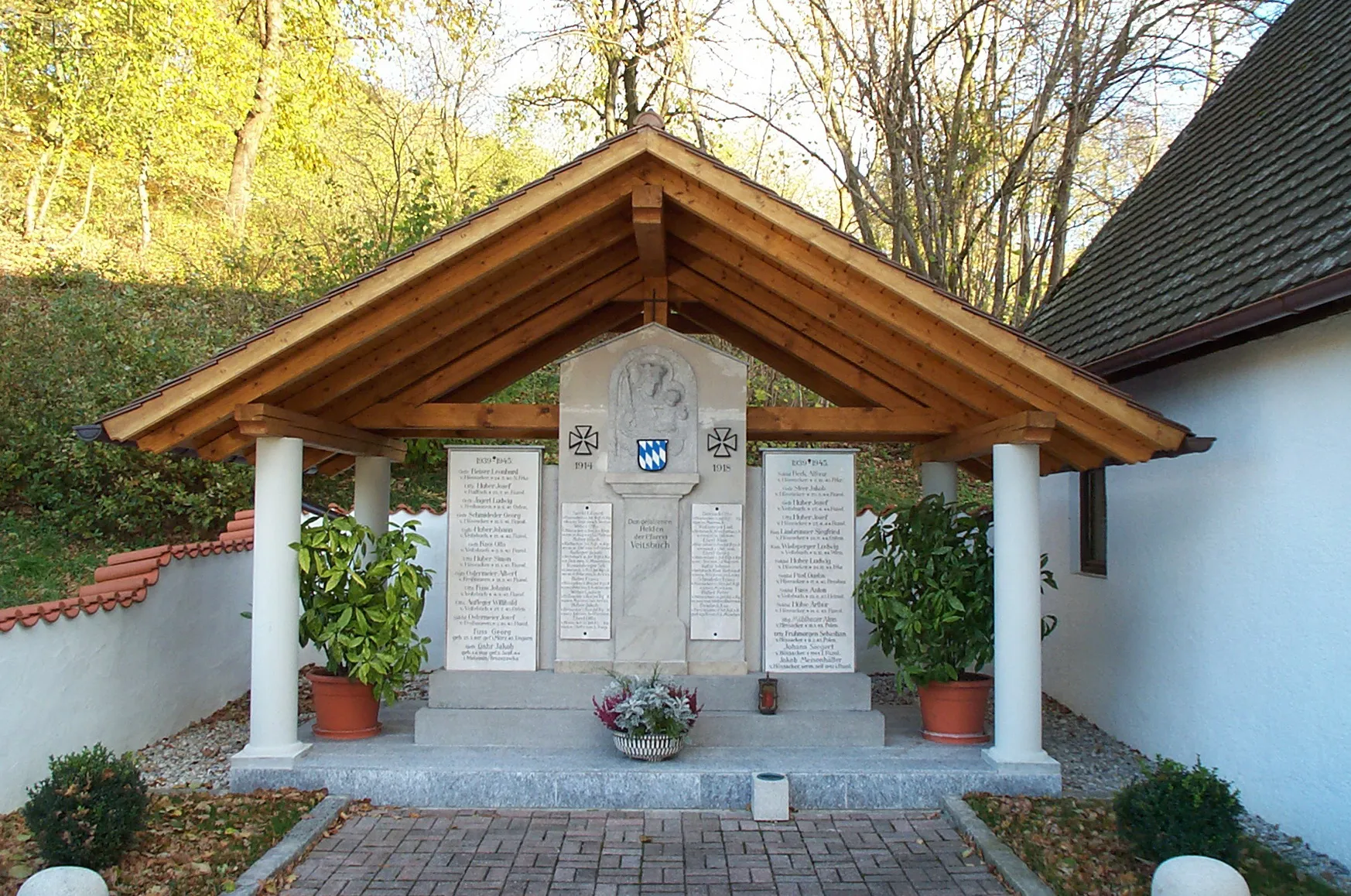 Photo showing: Weng, Veitsbuch, Wenger Straße 3. Katholische Pfarrkirche St. Veit. Neben der Kirche, nördlich vom Leichenhaus wurde das Kriegerdenkmal errichtet.