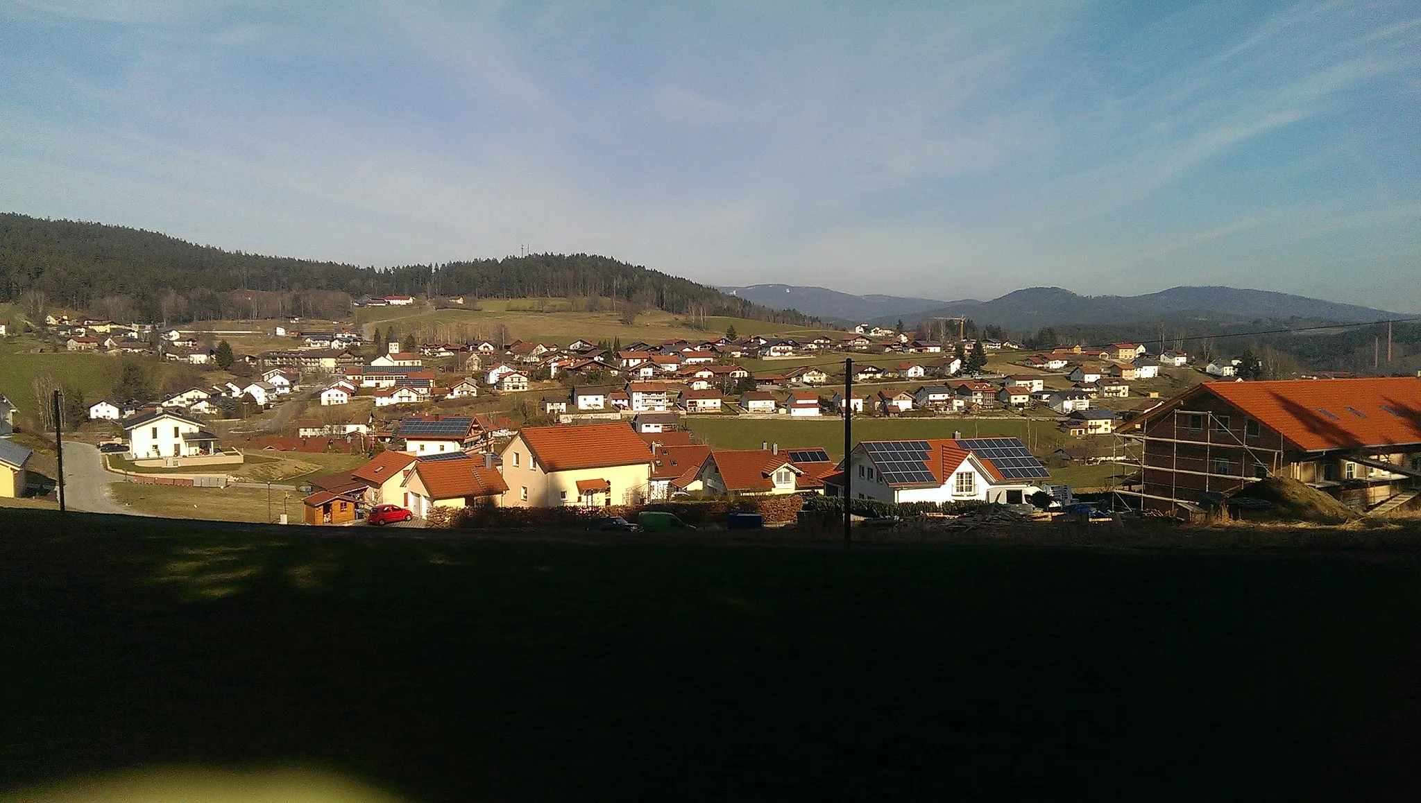 Photo showing: Geiersthal aus Westlicher Richtung. Im Hintergrund ist der Hochzellberg und am Fuße von diesem Bodenmais zu sehen.
