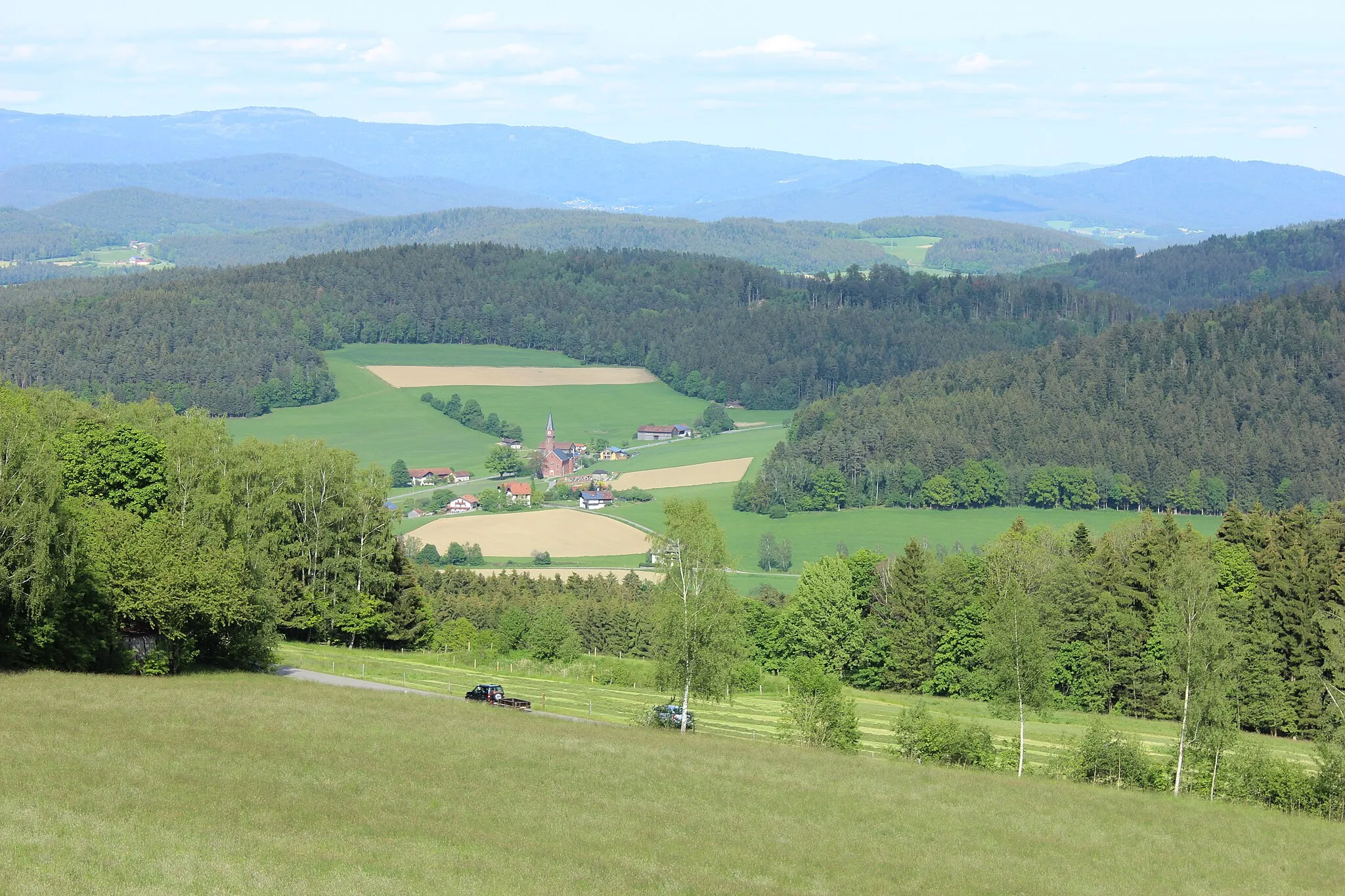 Photo showing: Blick auf die typische Landschaft im Naturpark Bayerischer Wald. Neben den Feldern, Wiesen und bewaldeten Bergrücken ist auch das Dorf Kirchaitnach zu sehen.