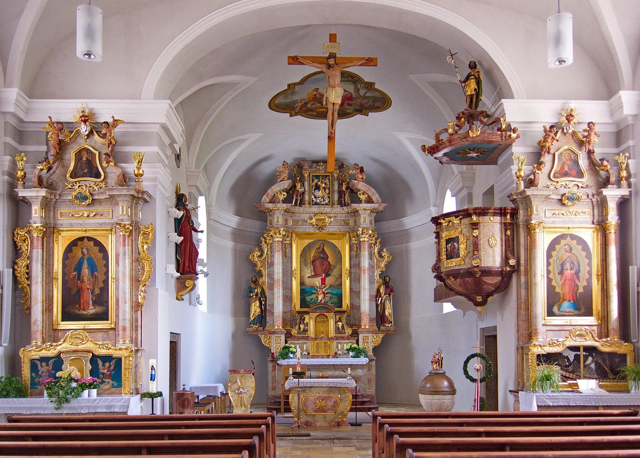 Photo showing: Hochaltar und die beiden Seitenaltäre der Pfarrkirche St. Jakobus in Achslach