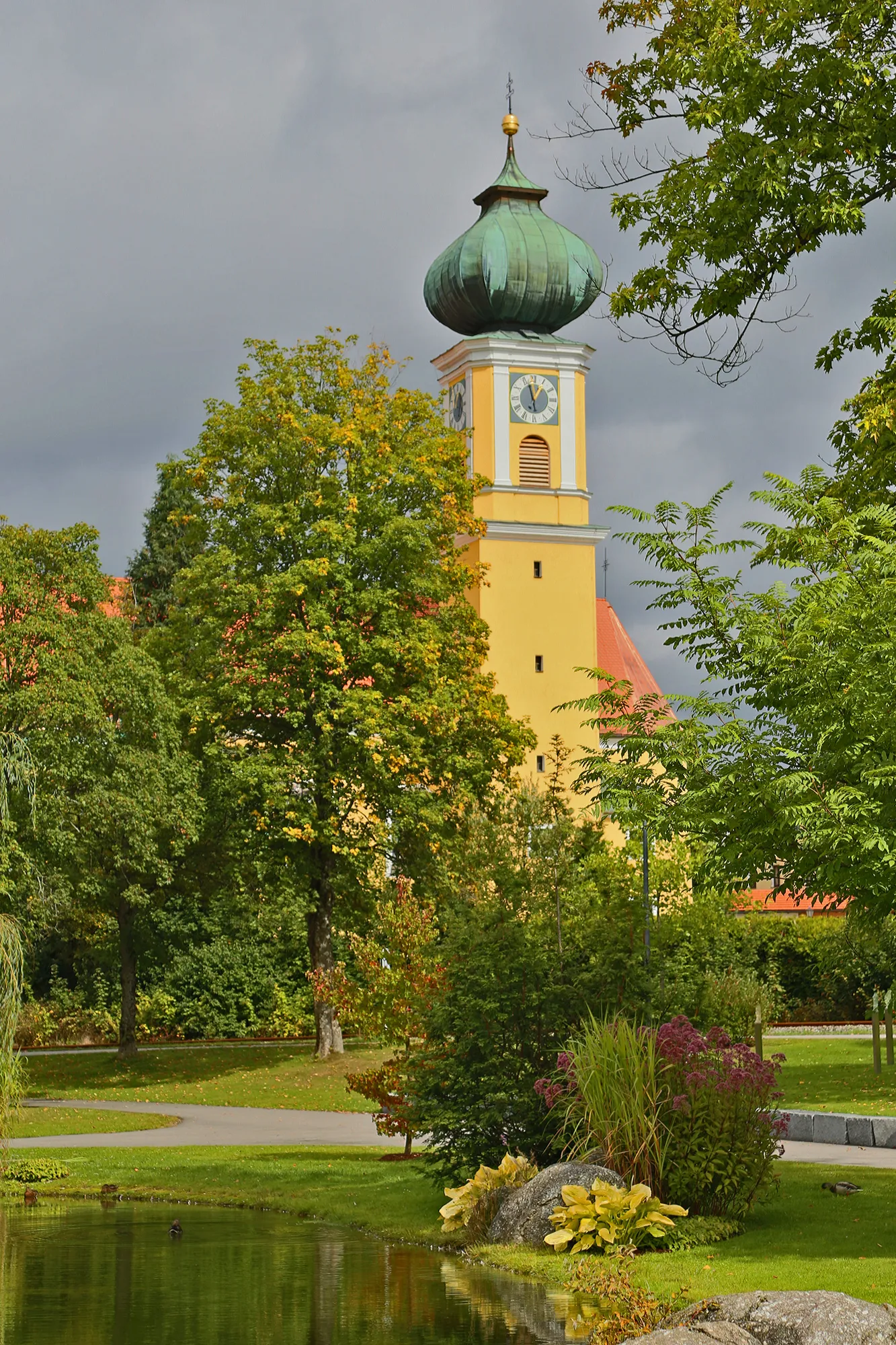 Photo showing: Park und Kirche Mariä Himmelfahrt in Frauenau, Bavaria.