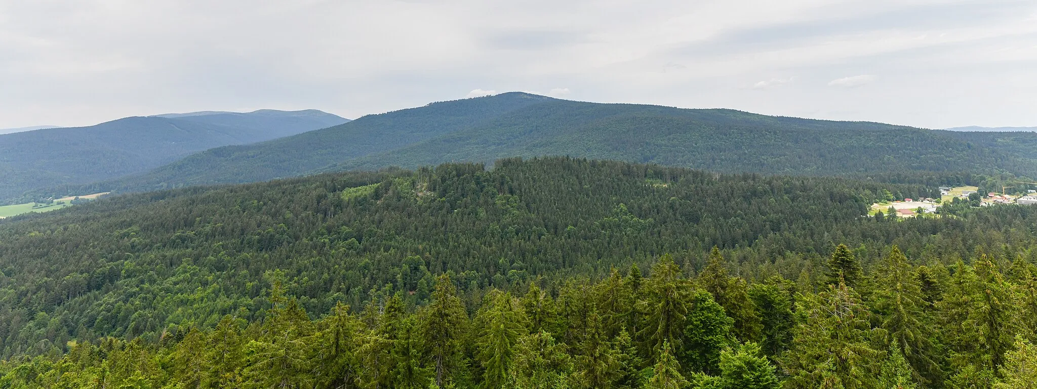 Photo showing: 23.07.2022: Wiki takes Böhmerwald; Bick vom Aussichtsturm Alpenblick Blick in Richtung Norden/Nordwesten zum Sperrbühel