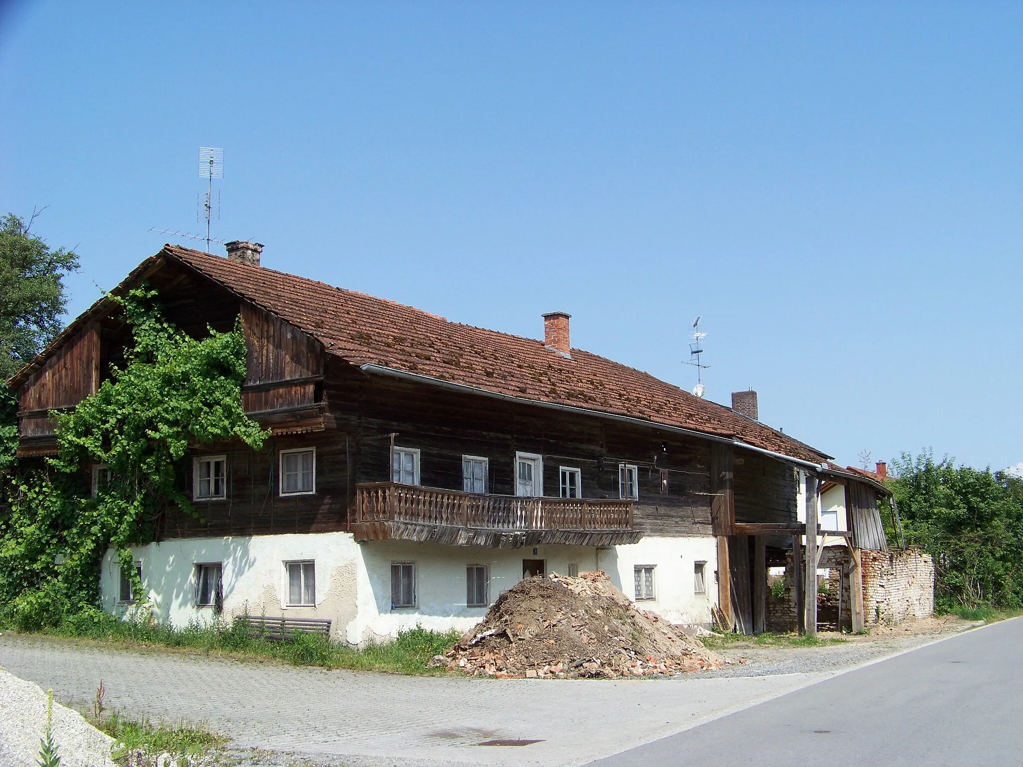 Photo showing: Marklkofen, Aiglkofen, Dingolfinger Straße 3. Mittertennhaus, Satteldachbau mit Blockbau-Obergeschoss, Hochlaubenschrot und Traufschrot, Mitte 18. Jahrhundert.