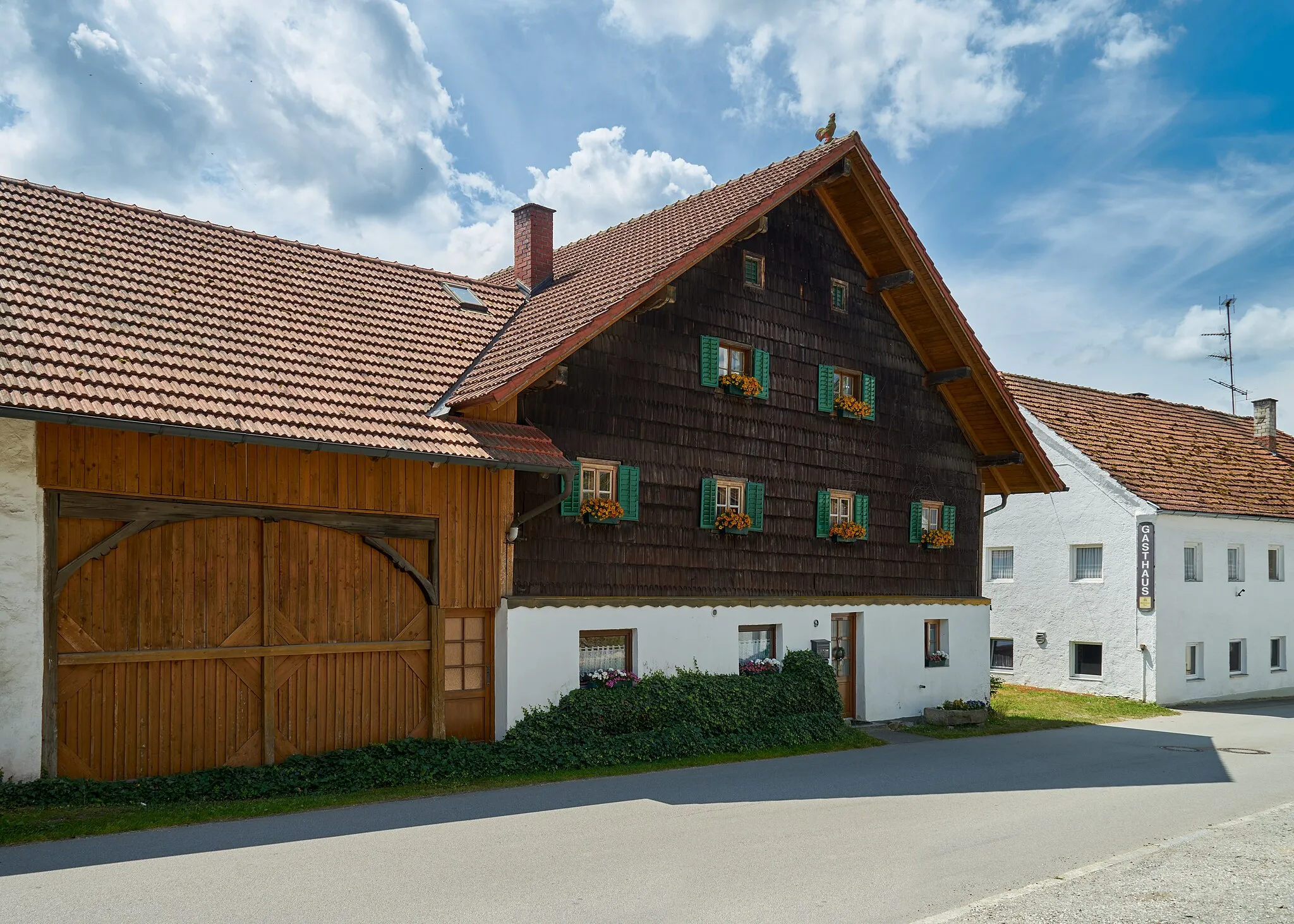 Photo showing: Wohnhaus eines ehem. Vierseithofes, Oberiglbach 9, zweigeschossiger und giebelständiger Satteldachbau mit Dachüberstand, verschaltem und verschindeltem Blockbau-Obergeschoss und Giebelschroten, Anfang 19. Jahrhundert, Ansicht von Nordosten