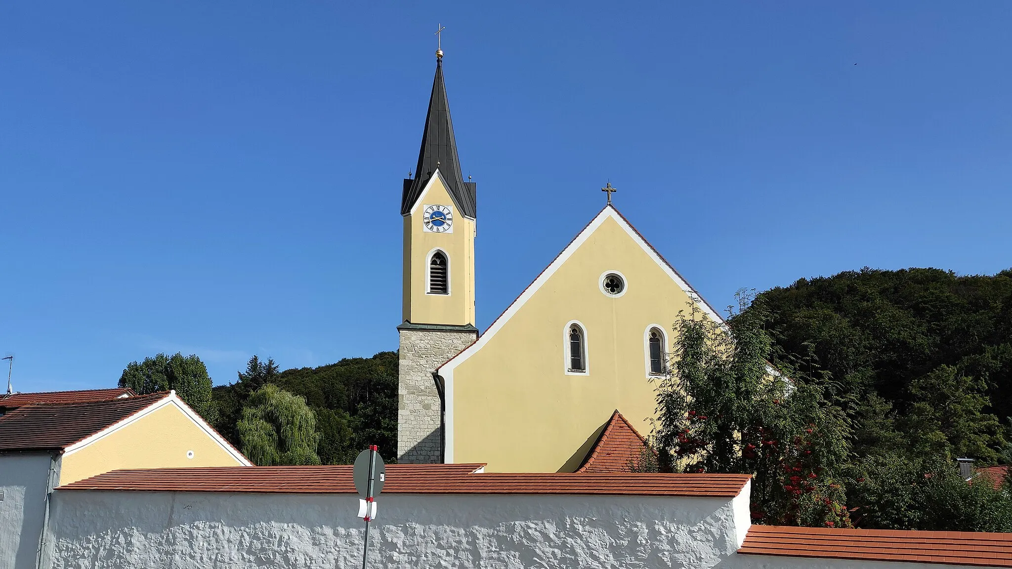 Photo showing: Saalkirche mit Satteldach und eingezogenem fünfseitig geschlossenem Chor, spätgotisch, Langhaus erweitert 1628, Chorflankenturm mit Spitzhelm, um 1870.