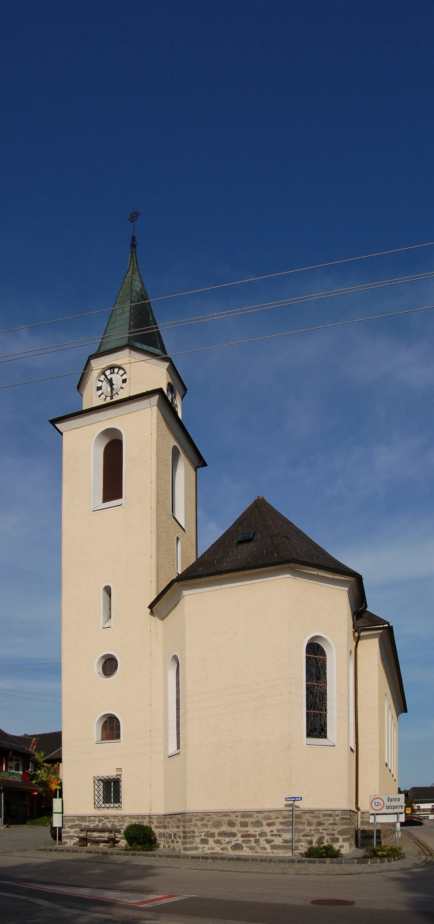 Photo showing: Die Kirche Maria Empfängnis in Neustift im Mühlkreis im Bezirk Rohrbach (Oberösterreich). Die Expositurkirche in Neustift wurde zwischen 1948 und 1950 an der Stelle einer 1869 errichteten Kapelle gebaut. Es handelt sich bei dem Neubau um einen schlichten, historisierenden Saalbau mit polygonalem Chor, Walmdach und markantem Turm. Die Einrichtung stammt großteils aus der Zeit um 1950.

This media shows the protected monument with the number 14592 in Austria. (Commons, de, Wikidata)