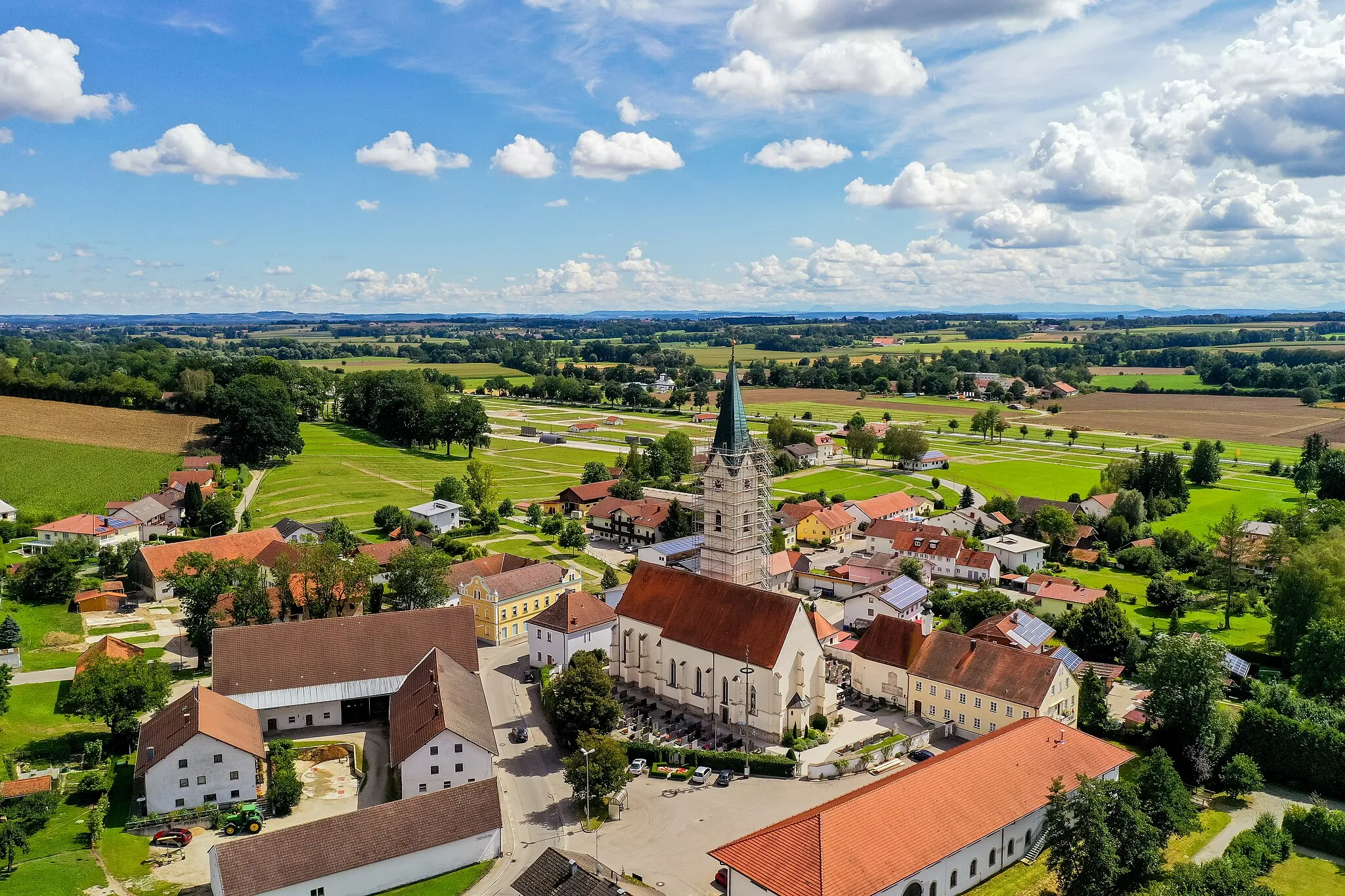 Photo showing: Karpfham mit der Volksfestwiese im Hintergrund